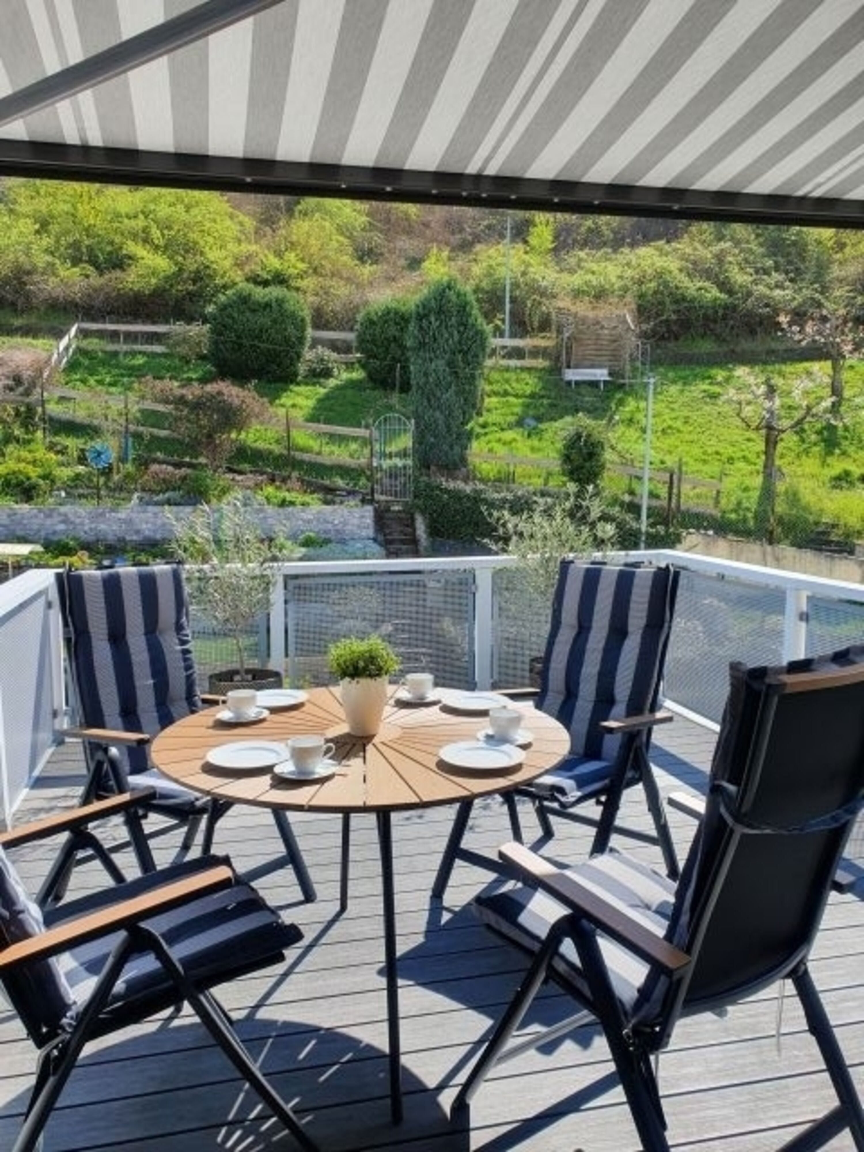 Balkon mit Markise und Esstisch