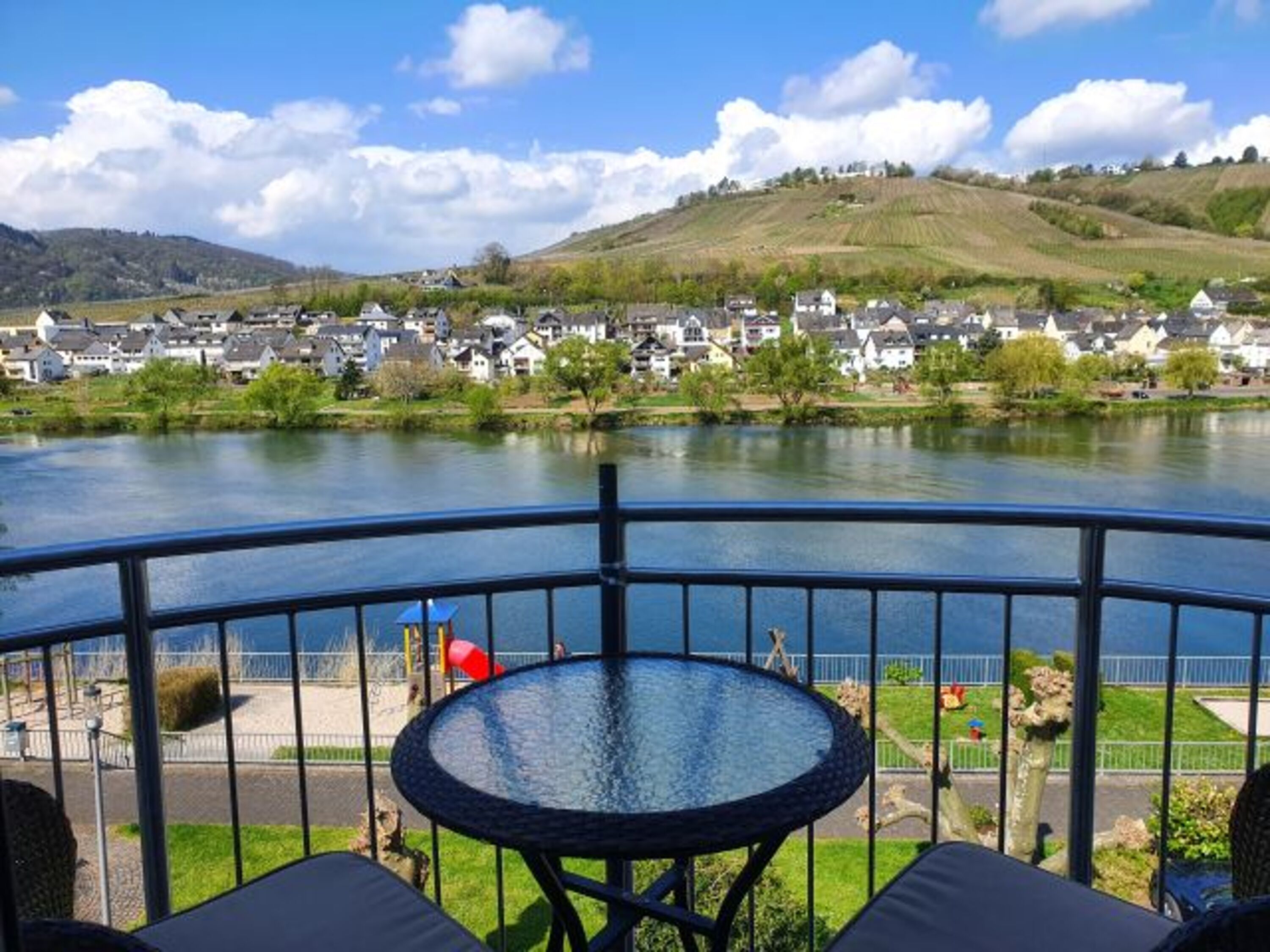 Panoramablick auf die Mosel vom Balkon