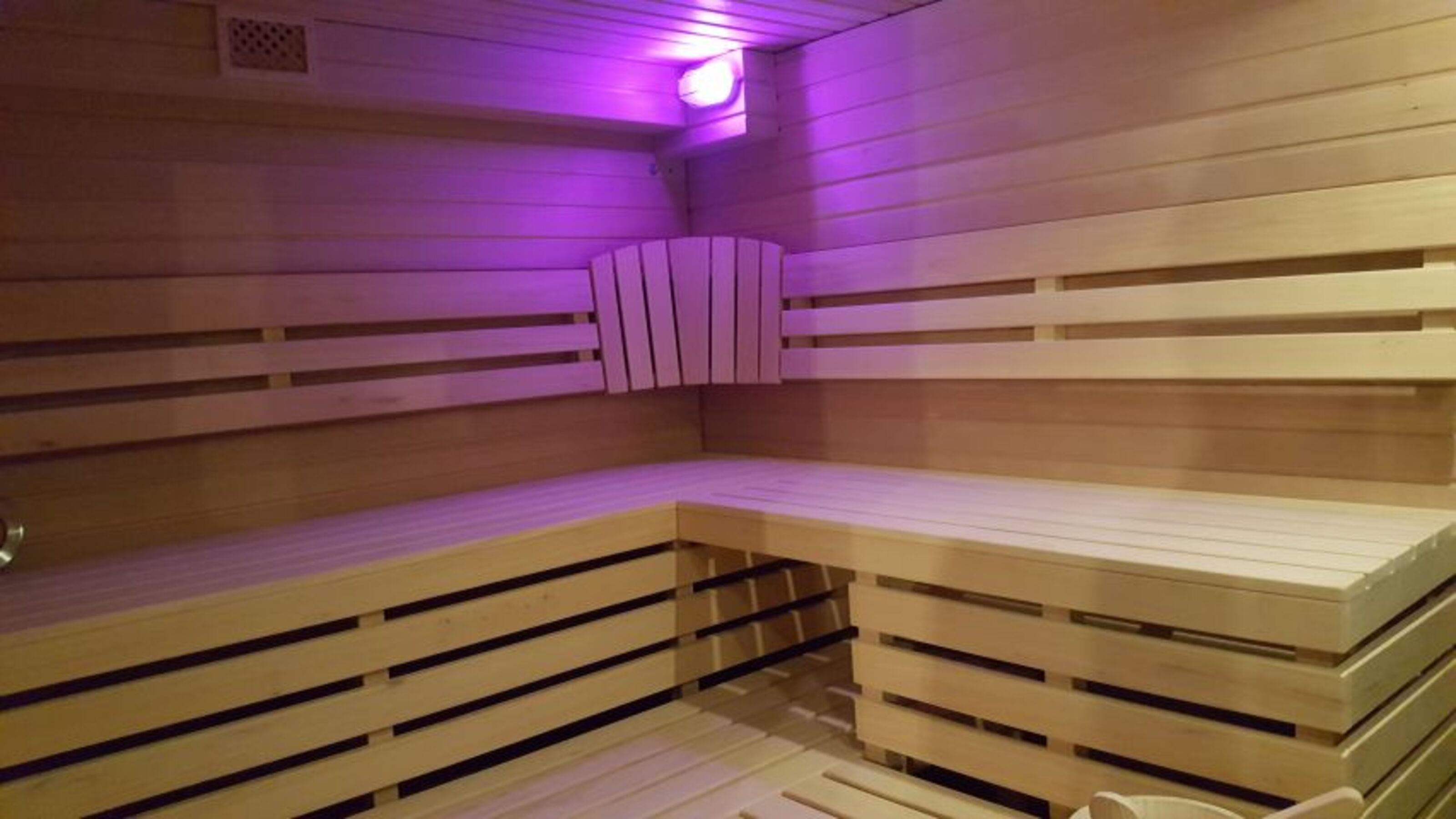 Die Sauna ist zur Alleinnutzung buchbar (Nutzung 15 Euro bis 3 Personen)