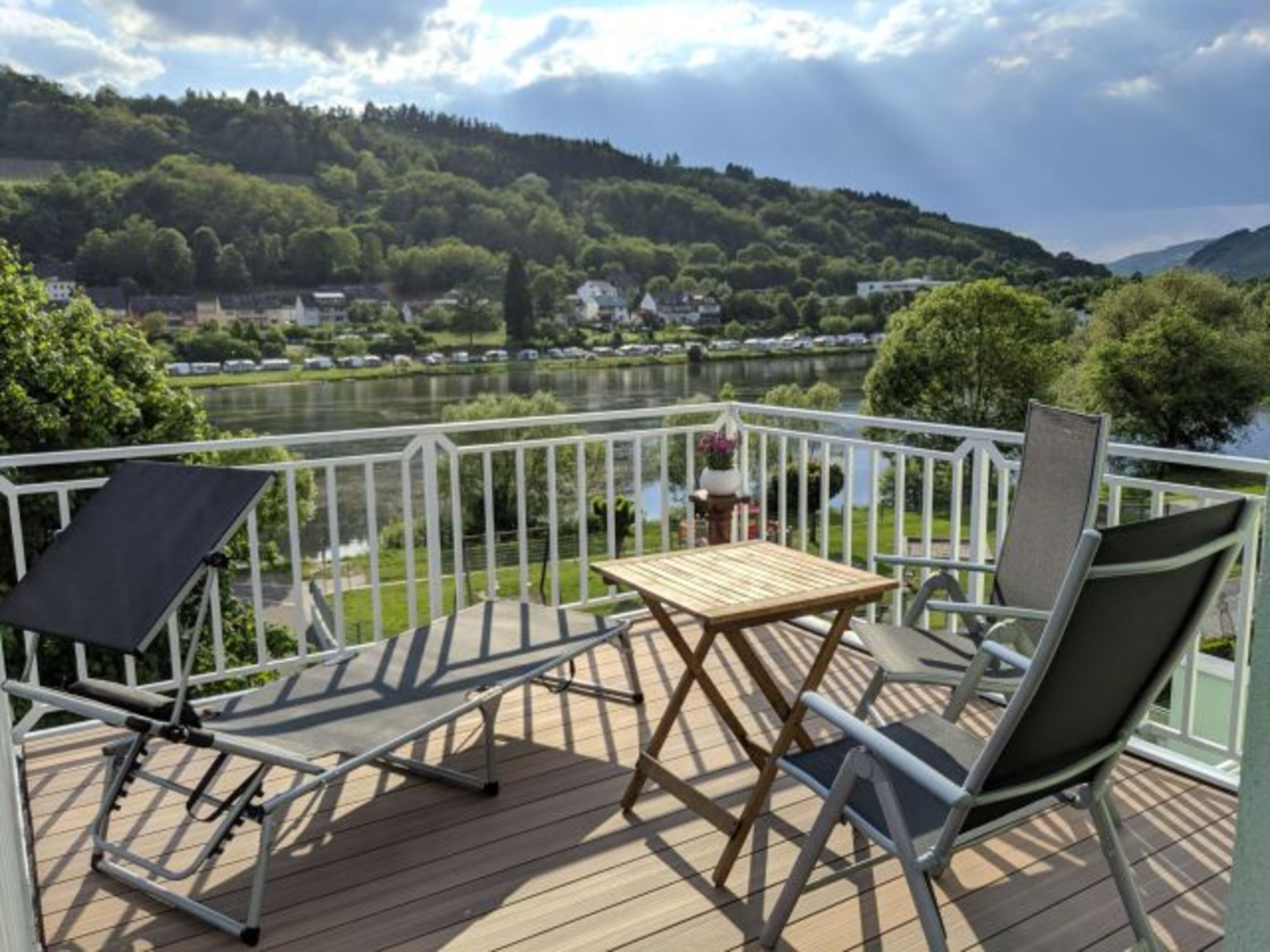 Grosser Balkon mit Panoramablick auf die Mosel