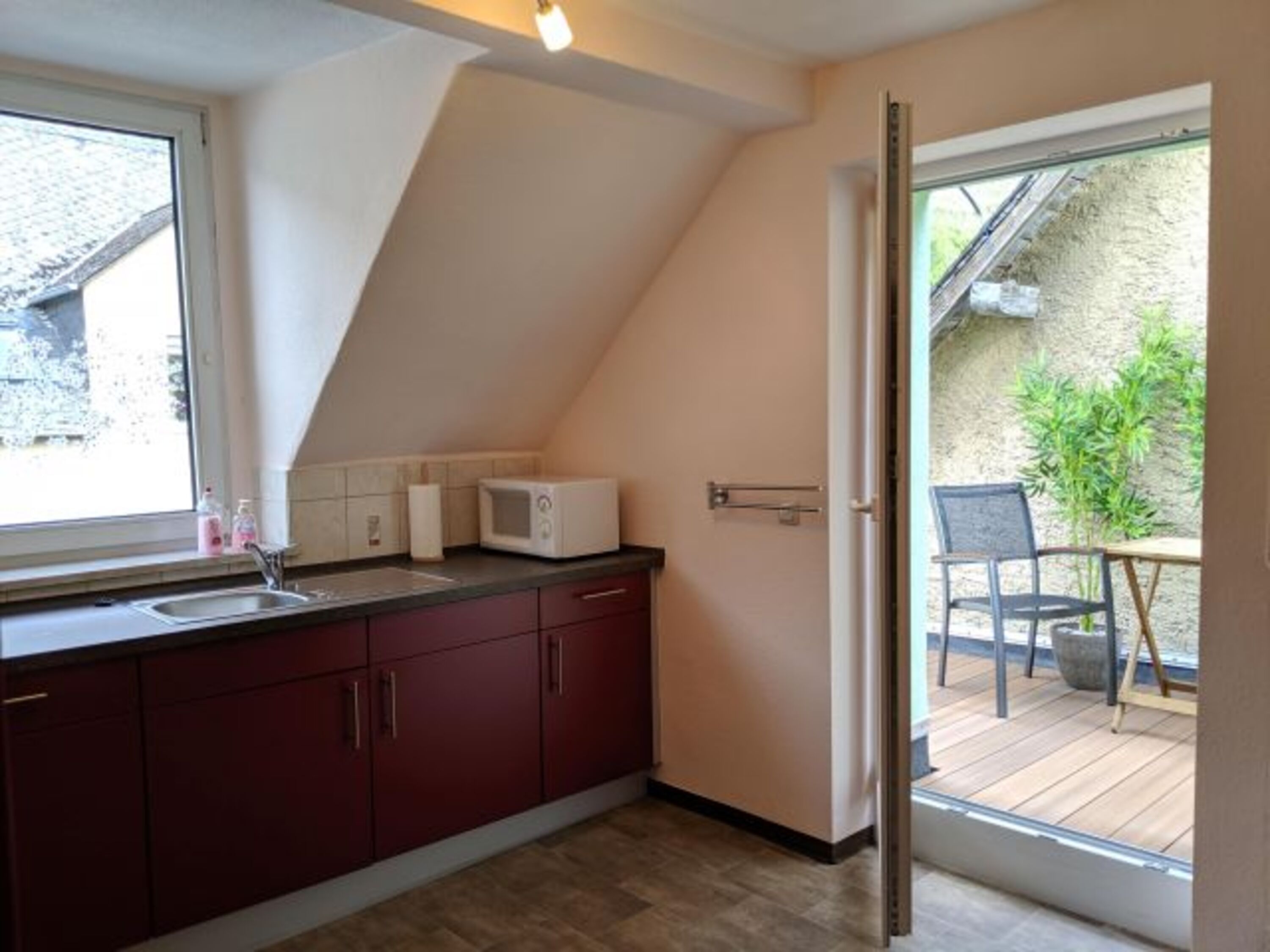 Küche mit Ausgang zum Balkon