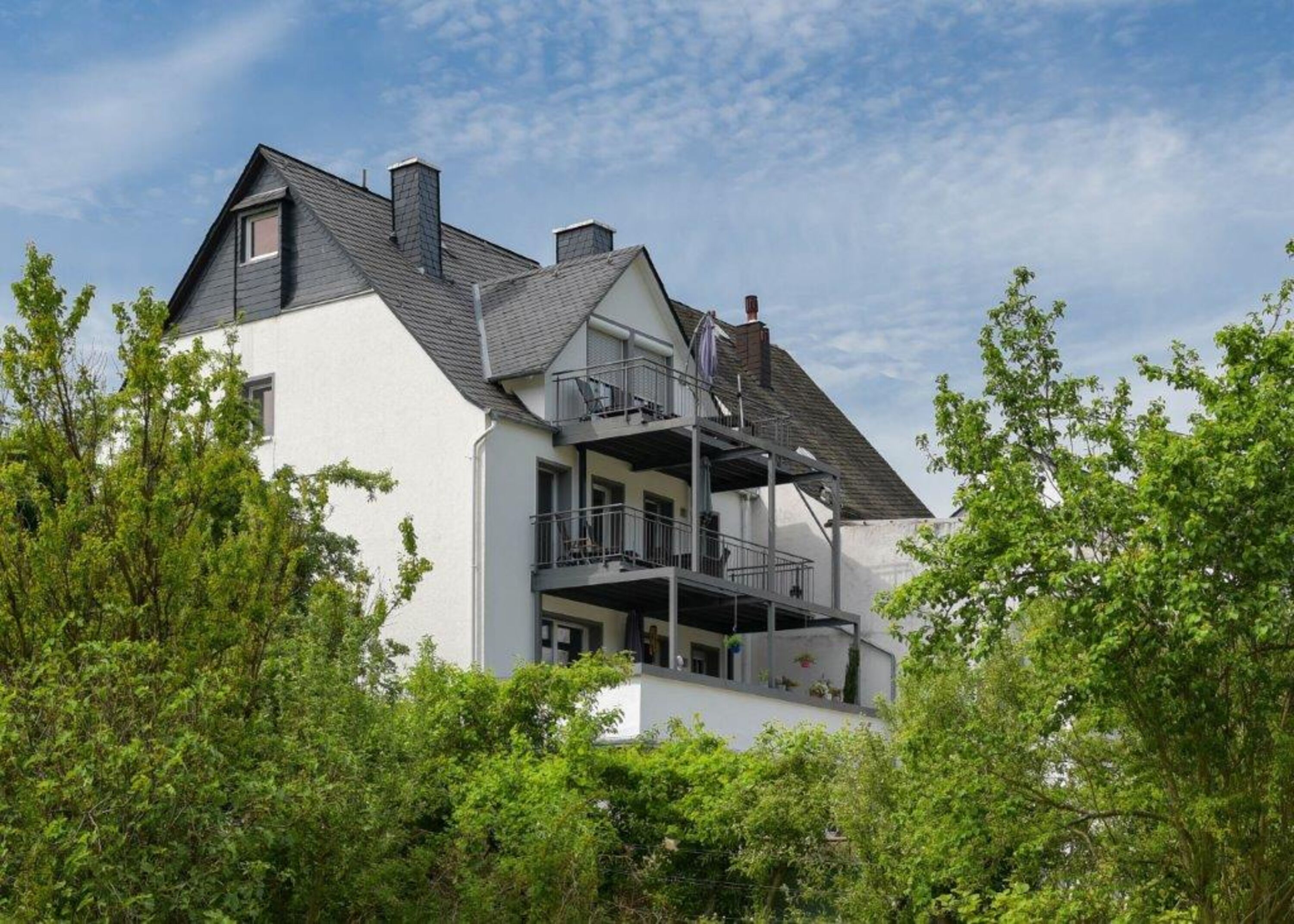 Private Parkplätze moselseitig "hinter" dem Haus