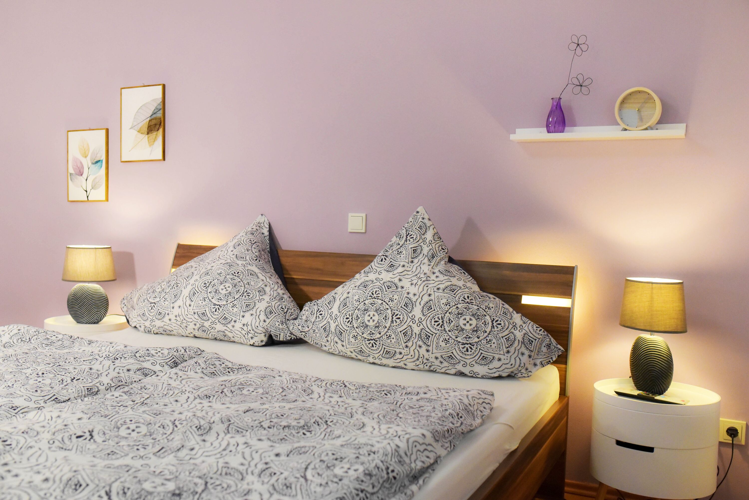 2 Schlafzimmer mit großem Doppelbett und TV