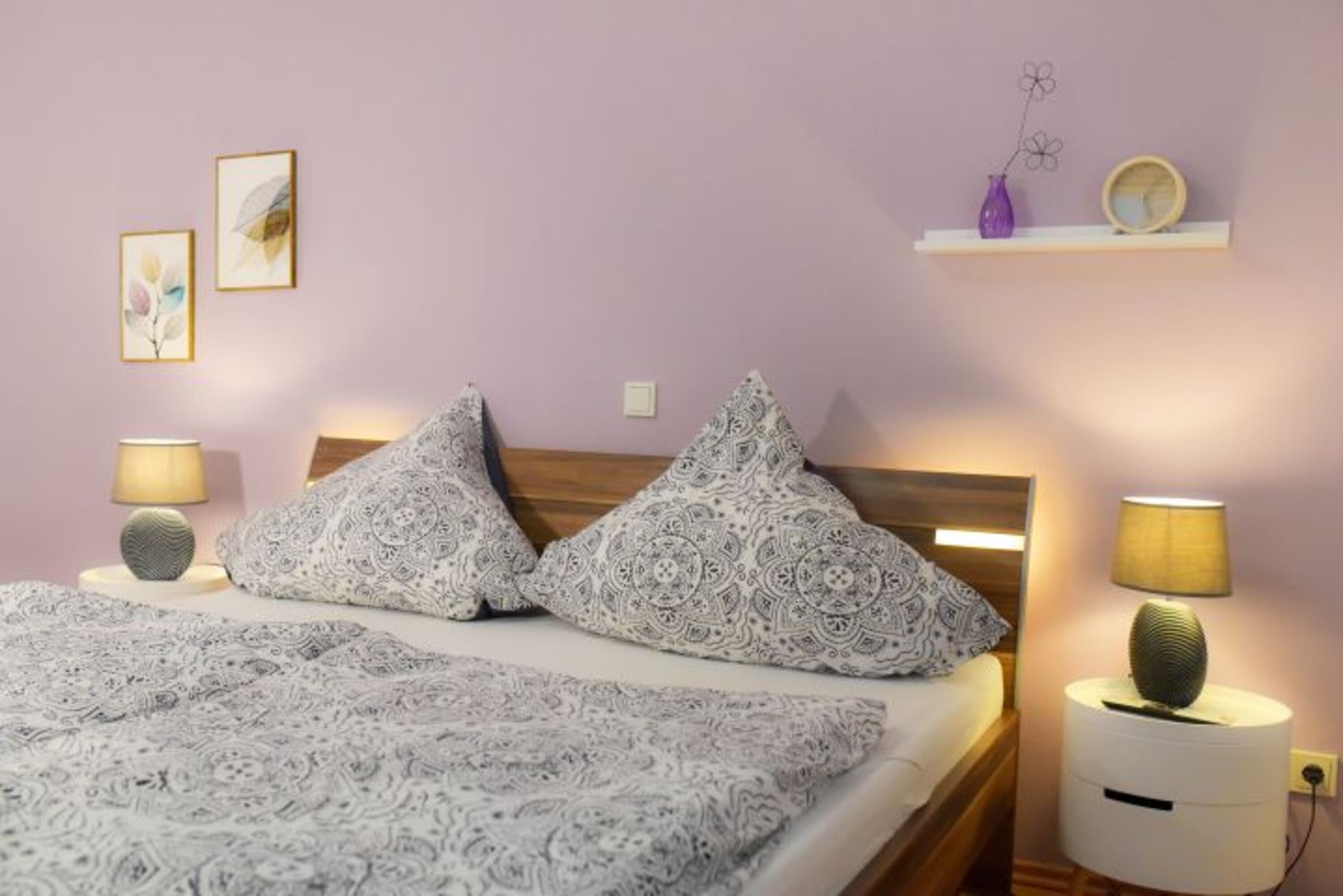 Zwei Schlafzimmer mit Doppelbett