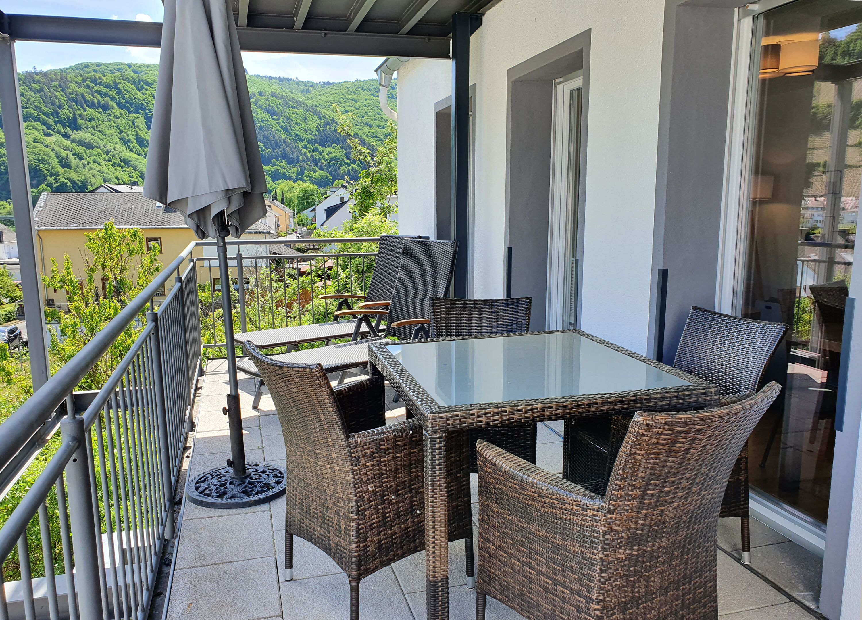 Großer Balkon mit Sonnenliegen und Moselblick