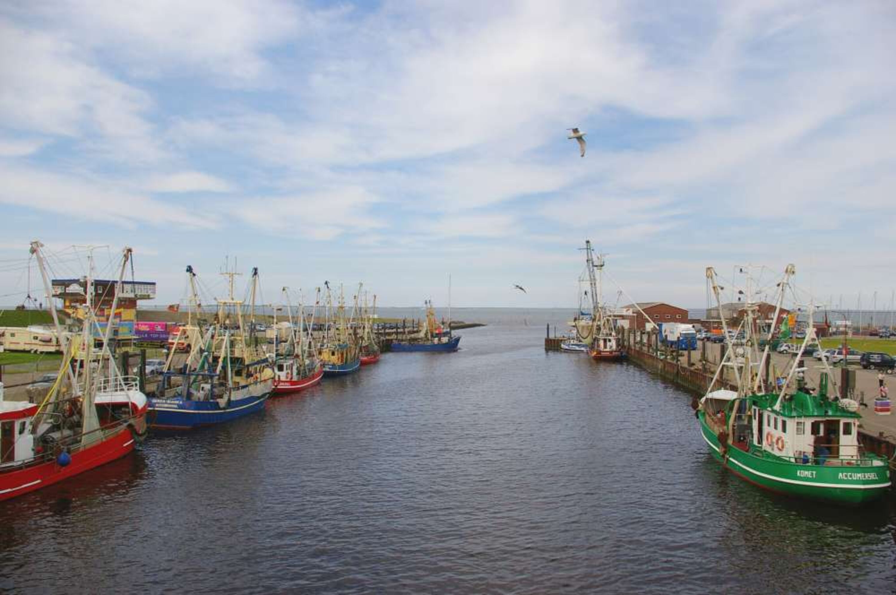 Hafen in Nessmersiel mit Fähre zu den ostfriesischen Inseln