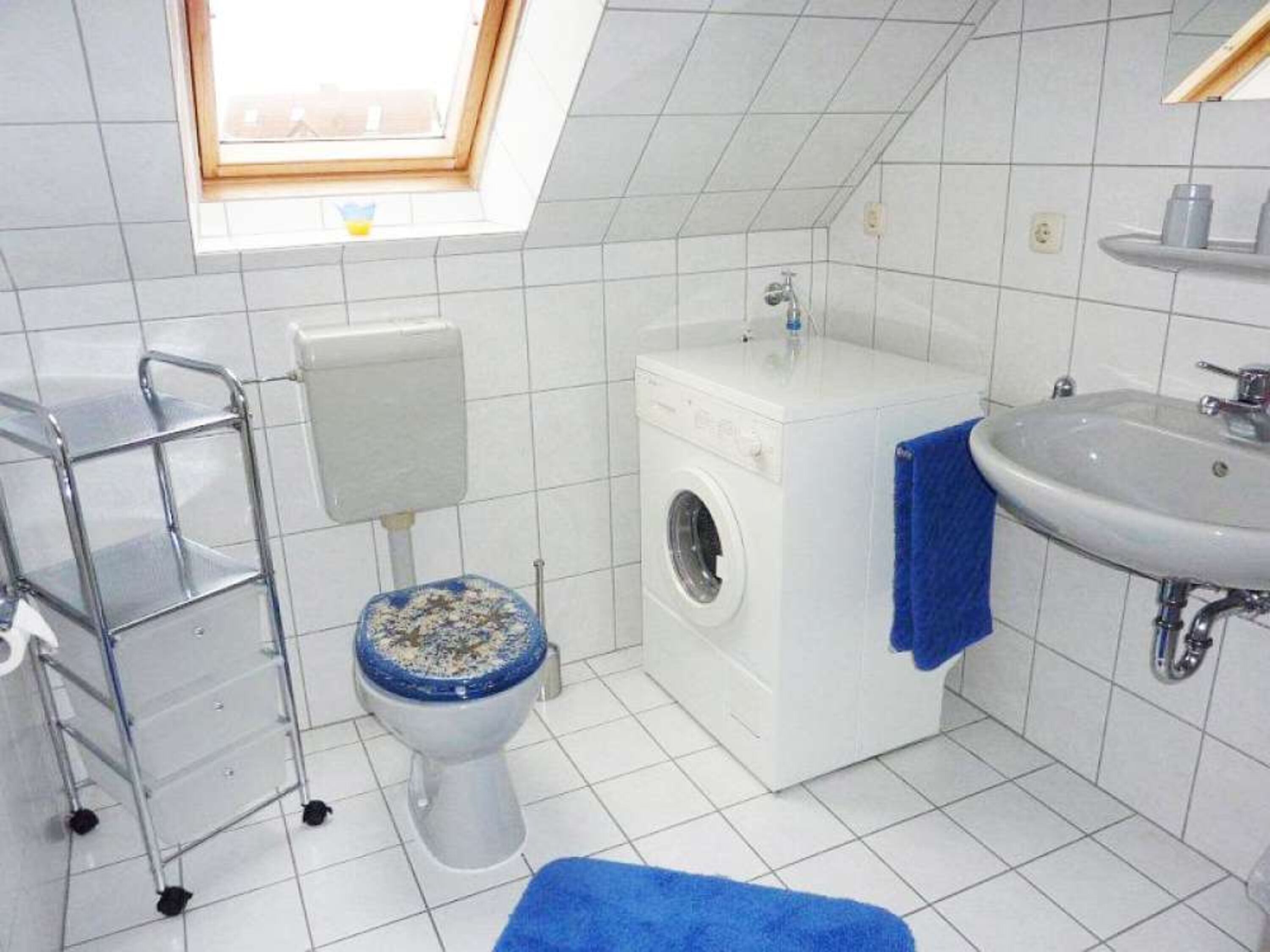 Einfaches Bad mit Dusche und WC