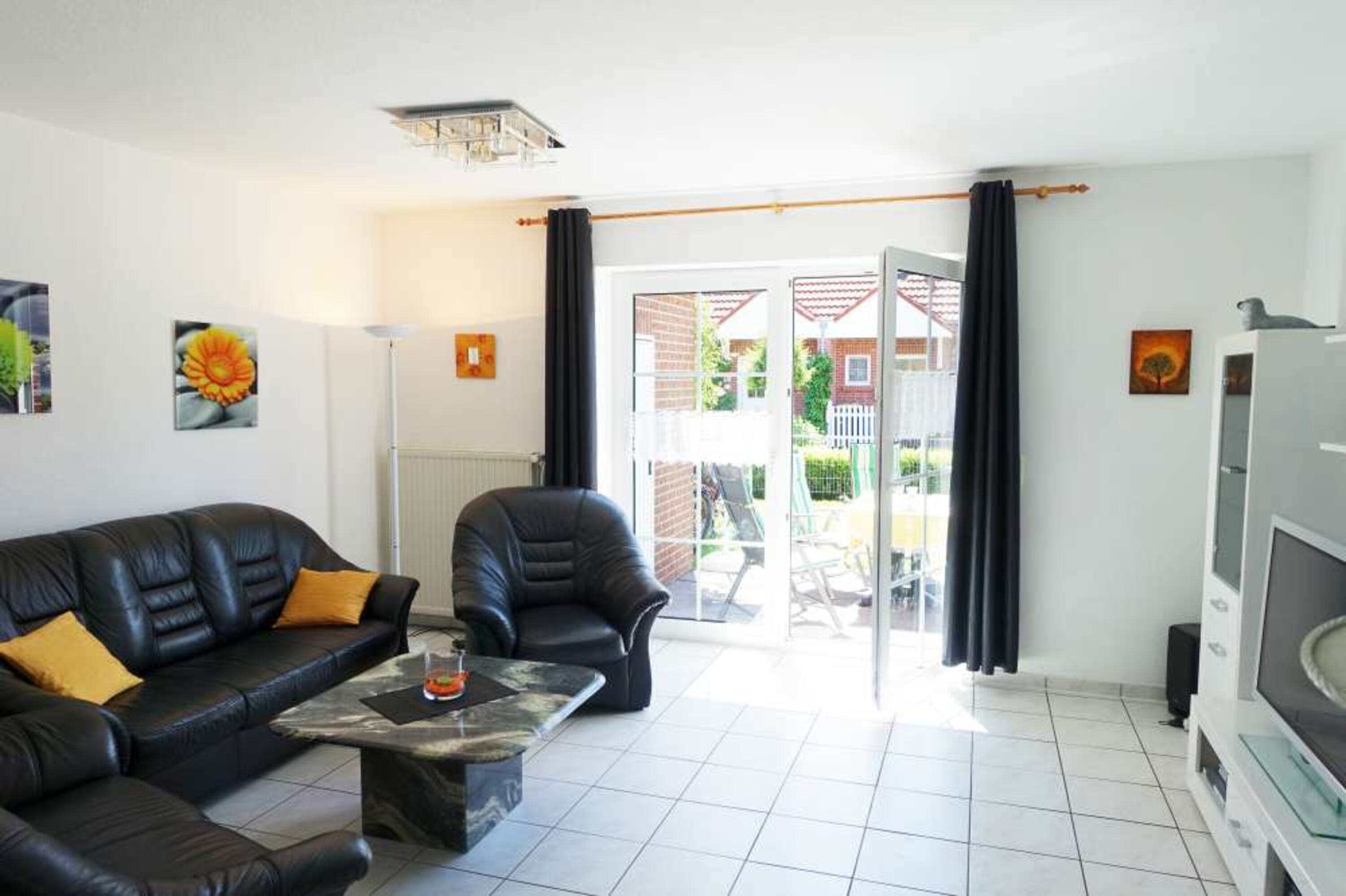 Wohnraum mit Ausgang in den Garten
