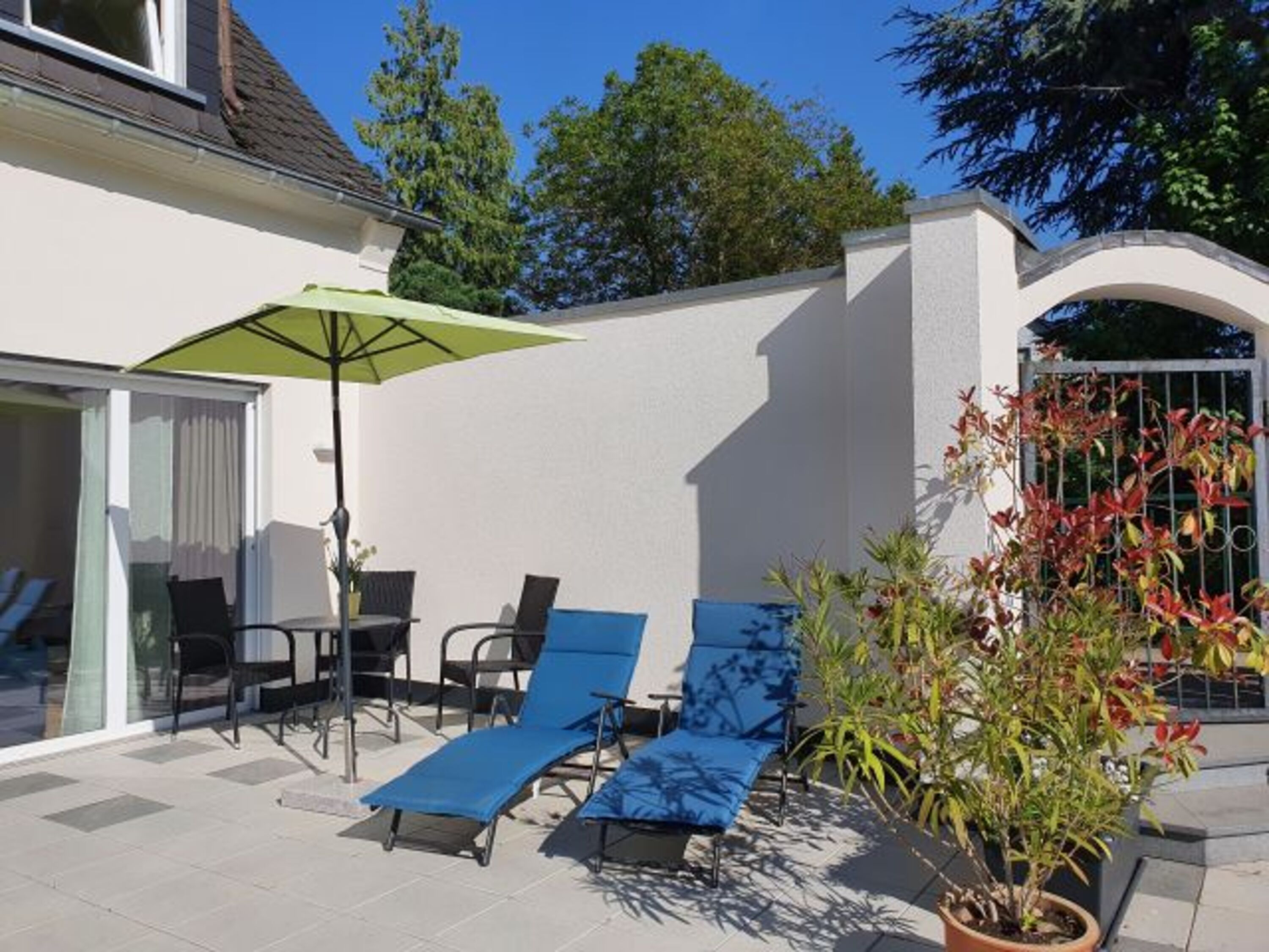 Große Terrasse der Moselrausch 3. Direkter Zugang zum Garten