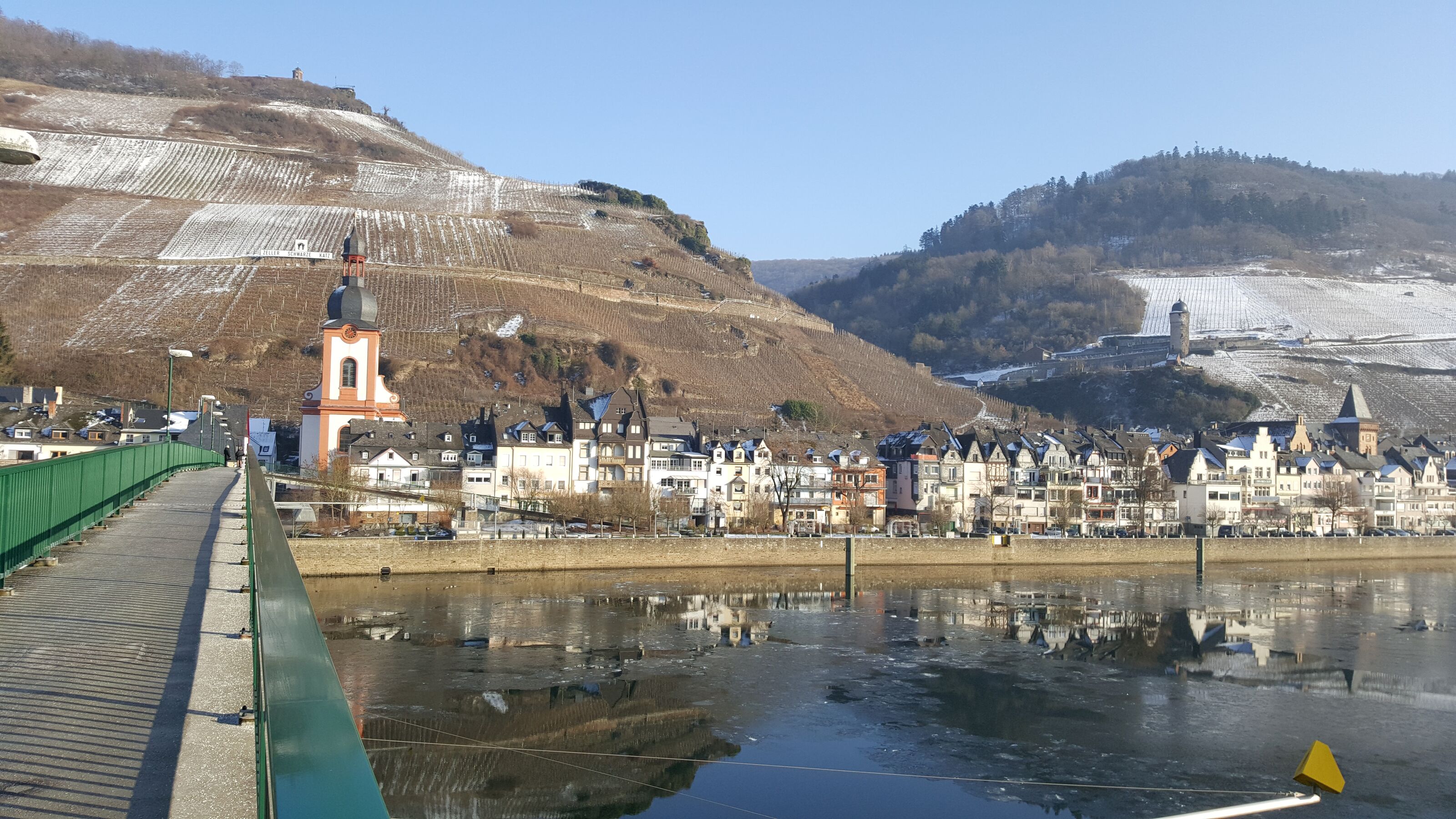 Blick von Fußgängerbrücke von Kaimt auf Zell
