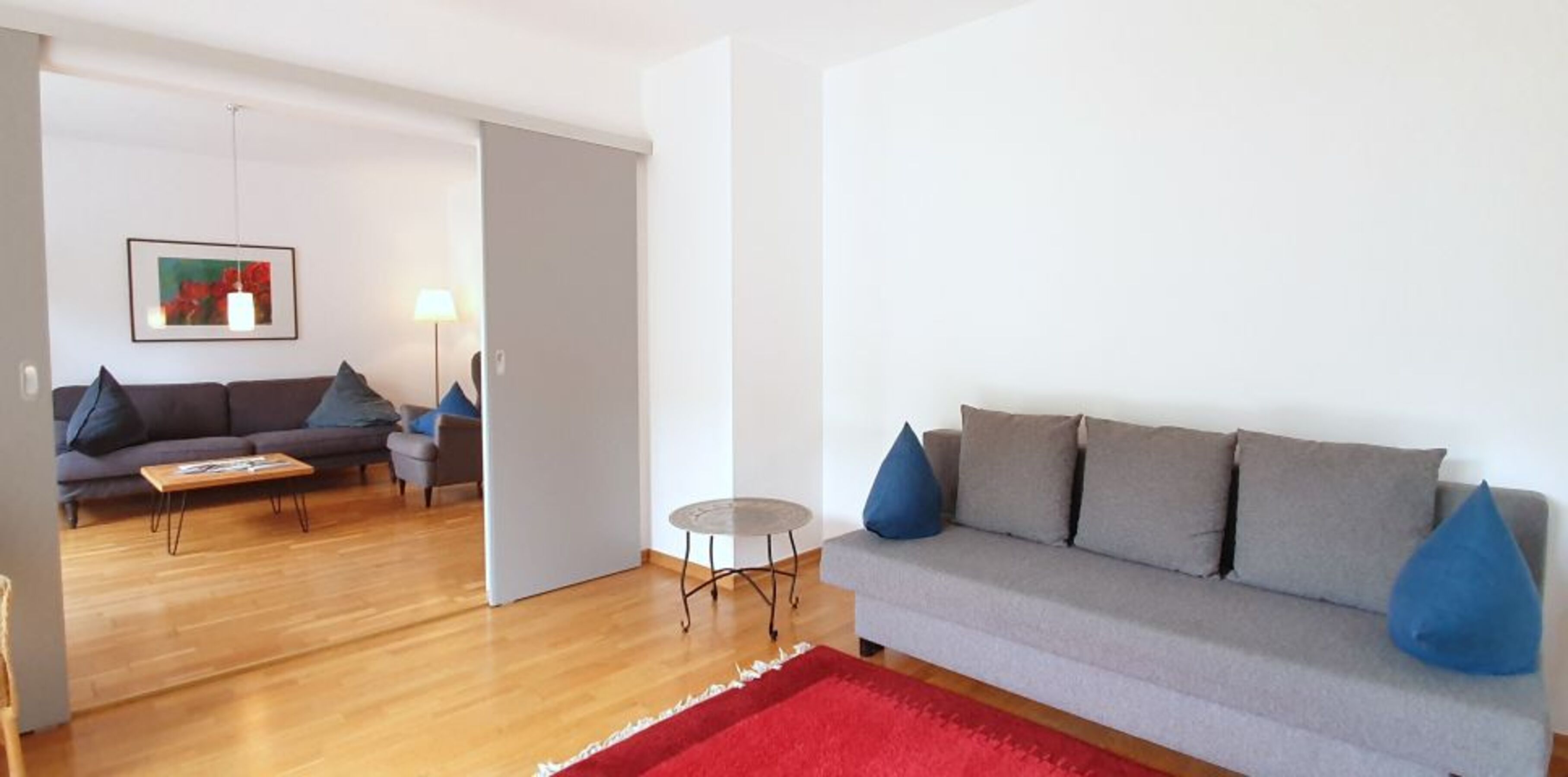 Der Wohnraum ist zu einem zweiten Schlafplatz abtrennbar