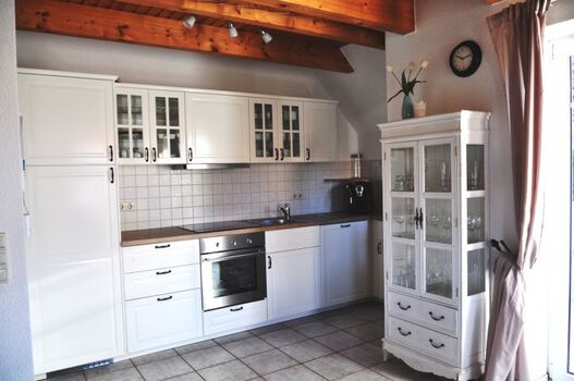 Landhausküche mit Herd, Backofen, großem Kühlschrank und Gefrierfach, Mikrowelle, Spülmaschine, uvm.