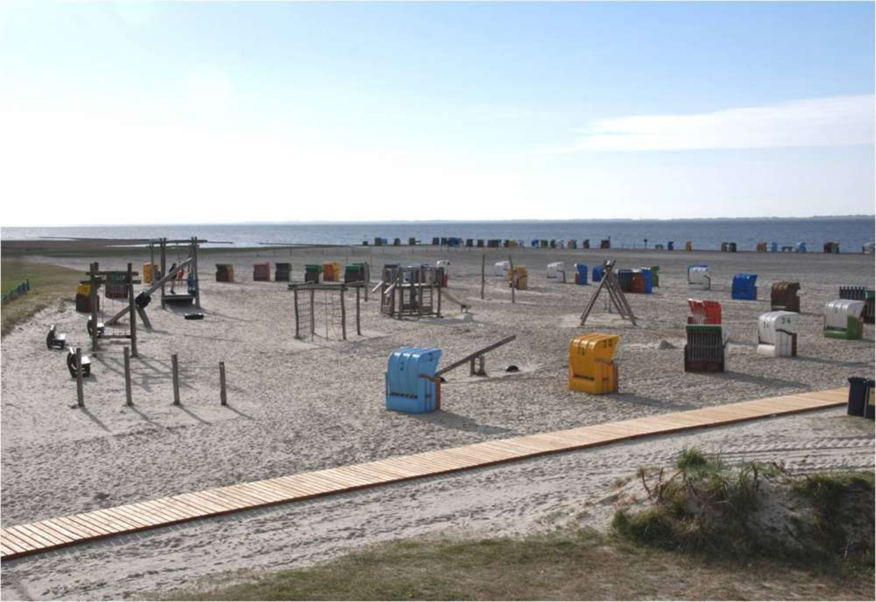 Strand mit Strandkörben und Cafe / Imbiss in Nessmersiel