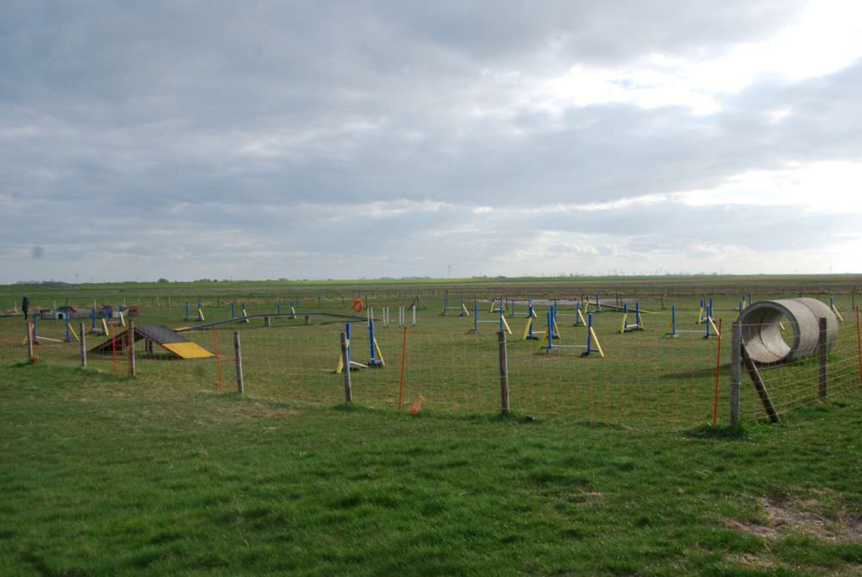 separater Hundestrand mit Strandkörben, Agility-Platz und großer Freilaufwiese