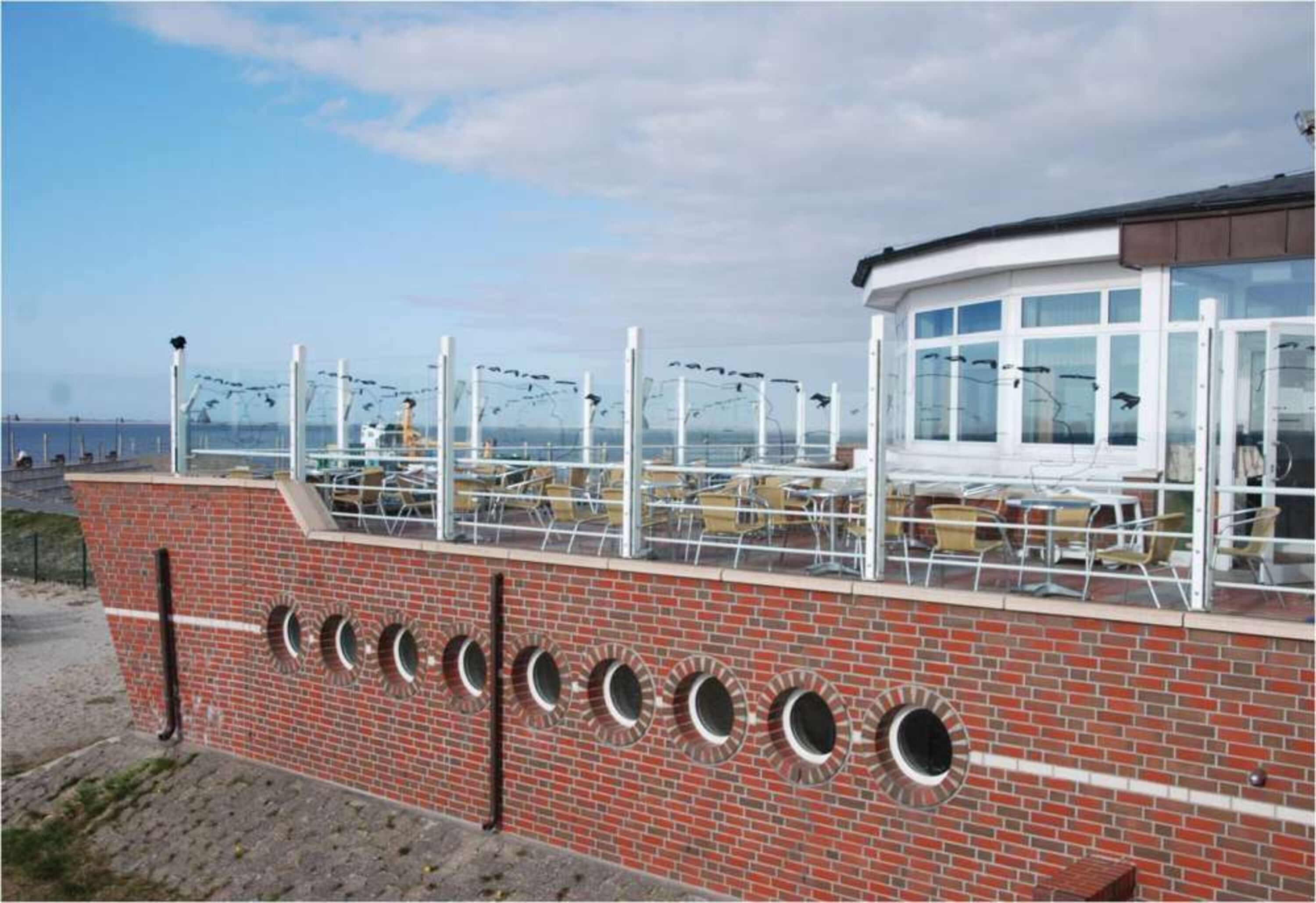 Hafen- Cafe und -Restaurant im Hafen von Nessmersiel