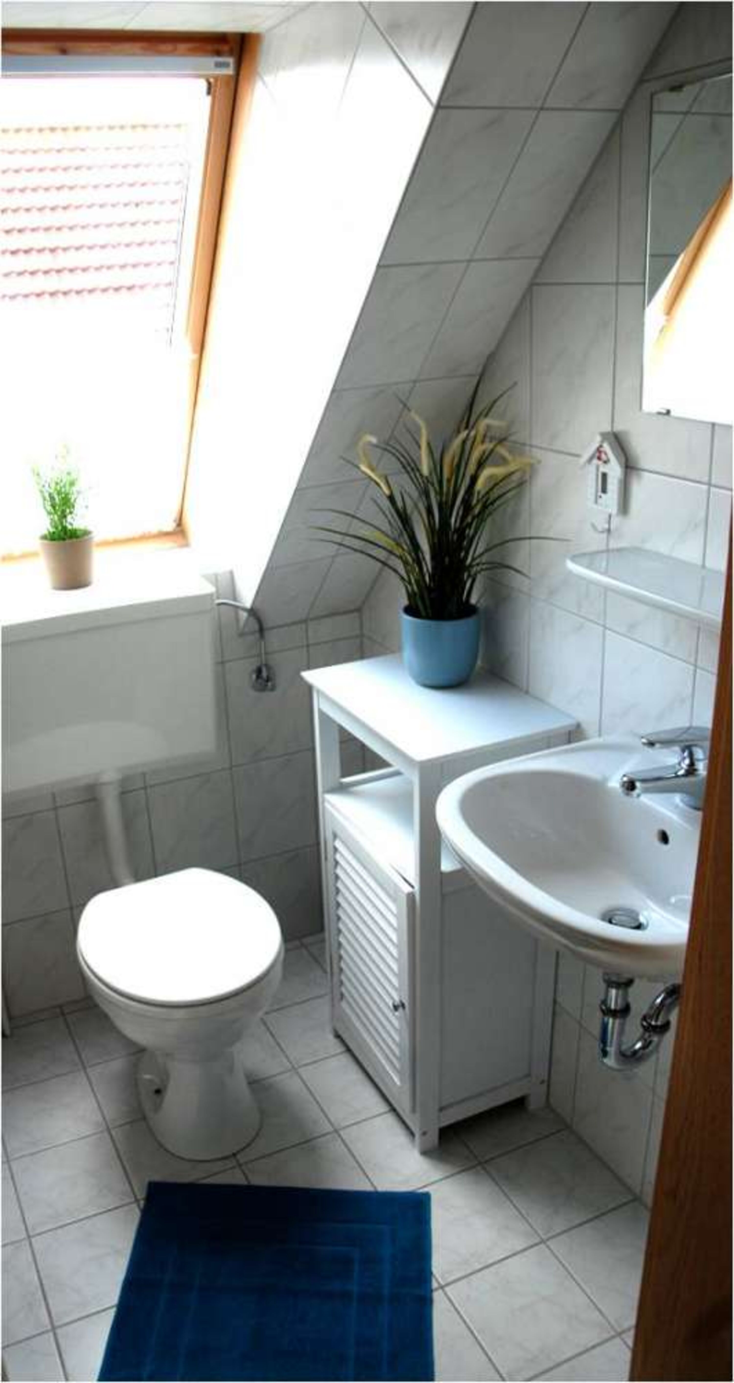 maritimes Bad mit Fenster und Dusche (OG)