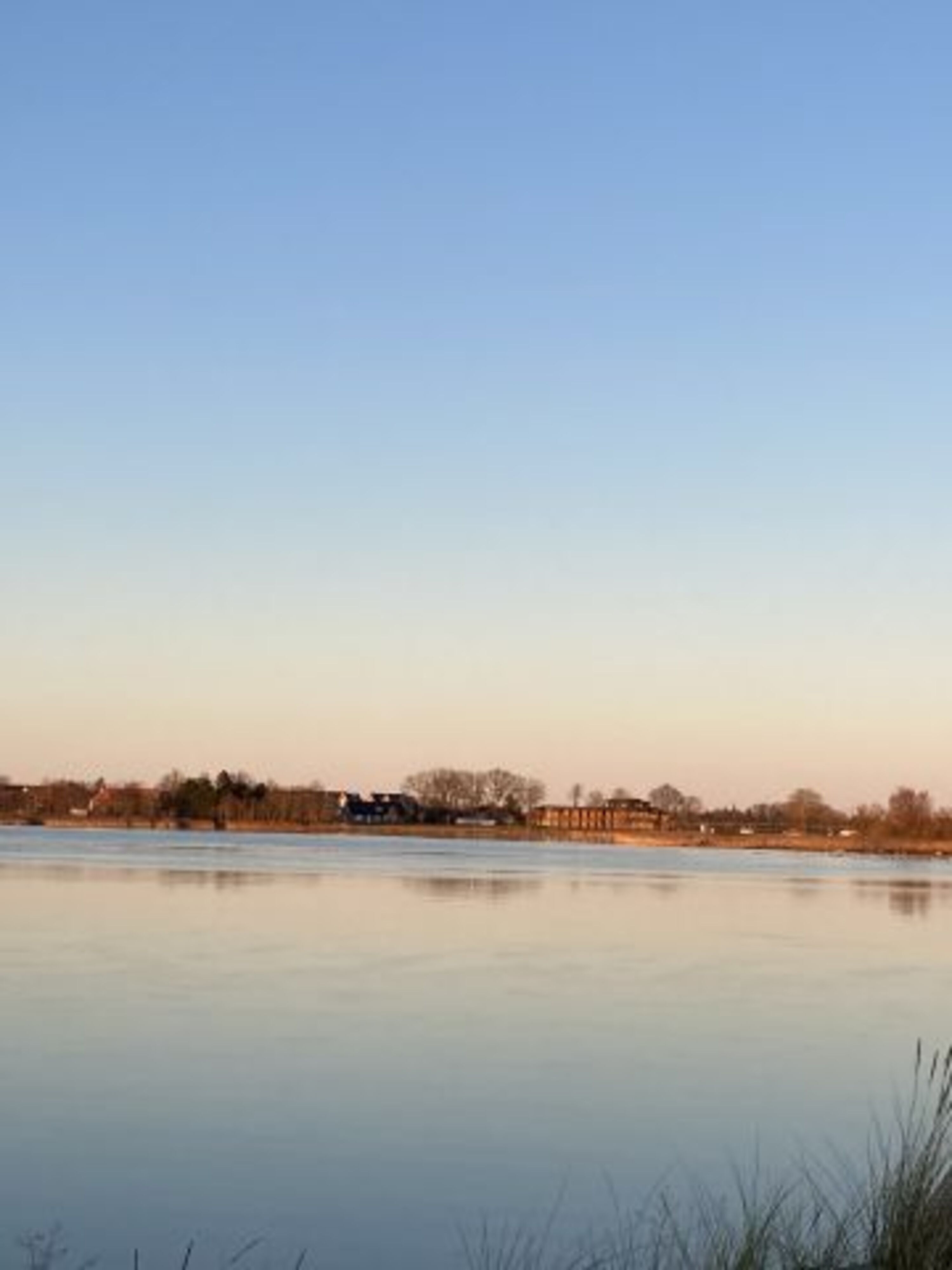Blick über den Binnensee nach Neue Tiefe