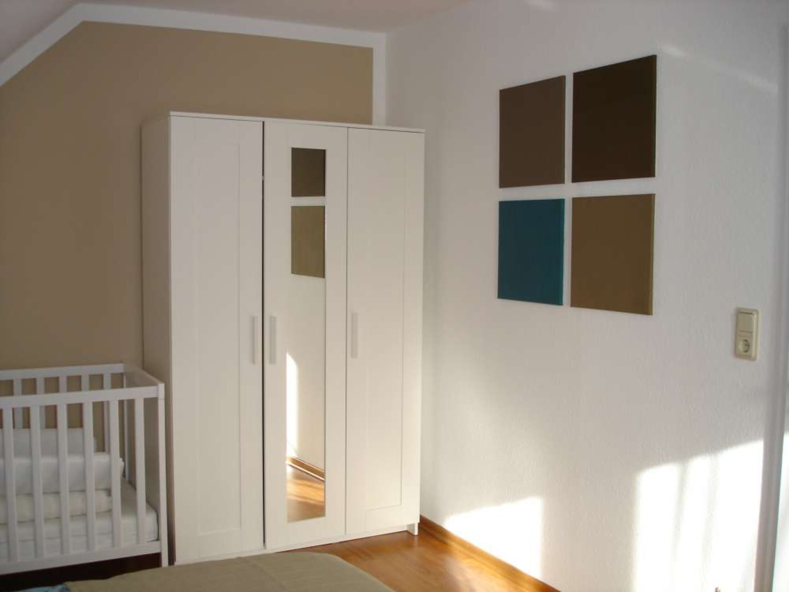 Schlafzimmer mit Doppelbett und Kinderbett