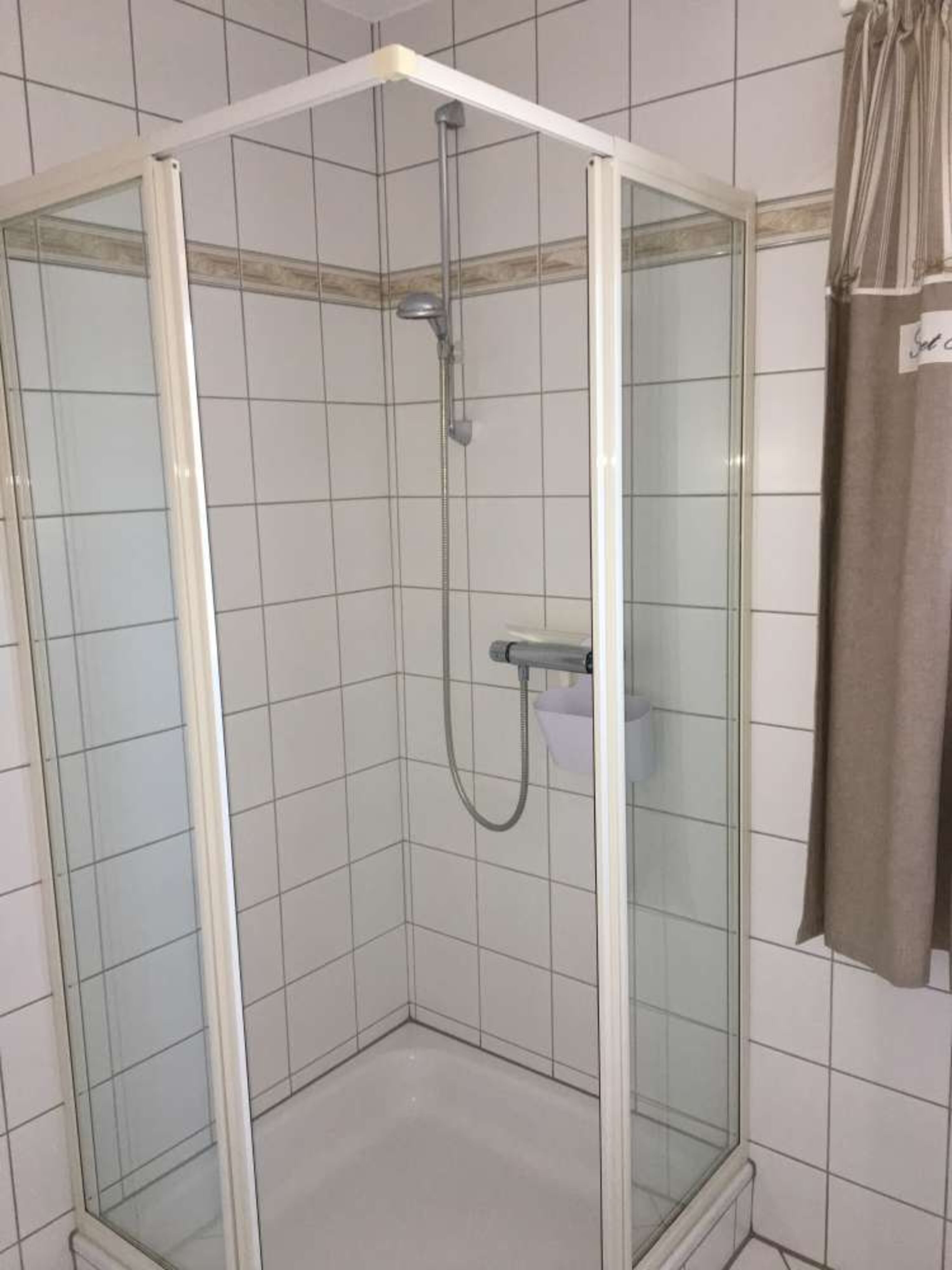Bad mit Dusche im OG