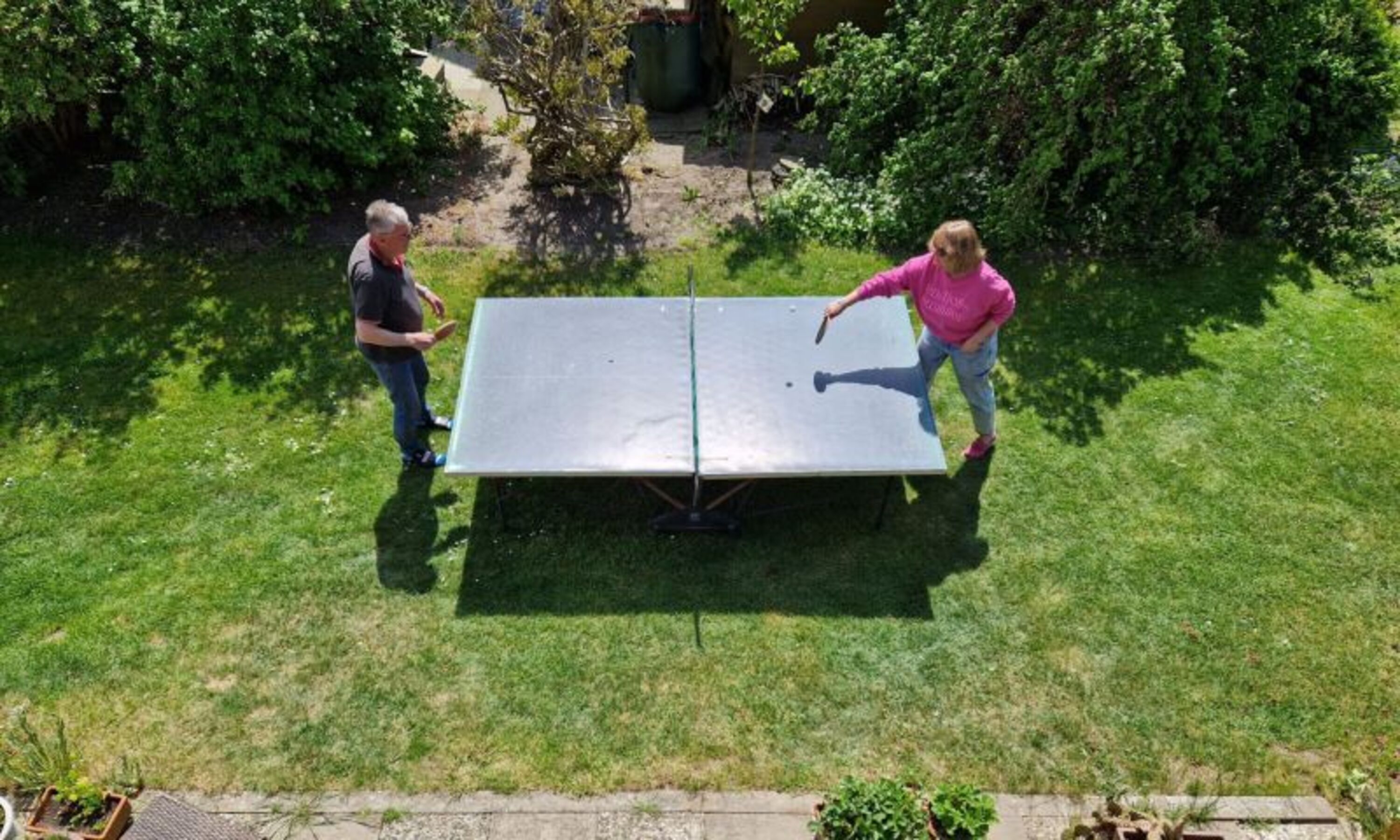 Tischtennisplatte im Garten