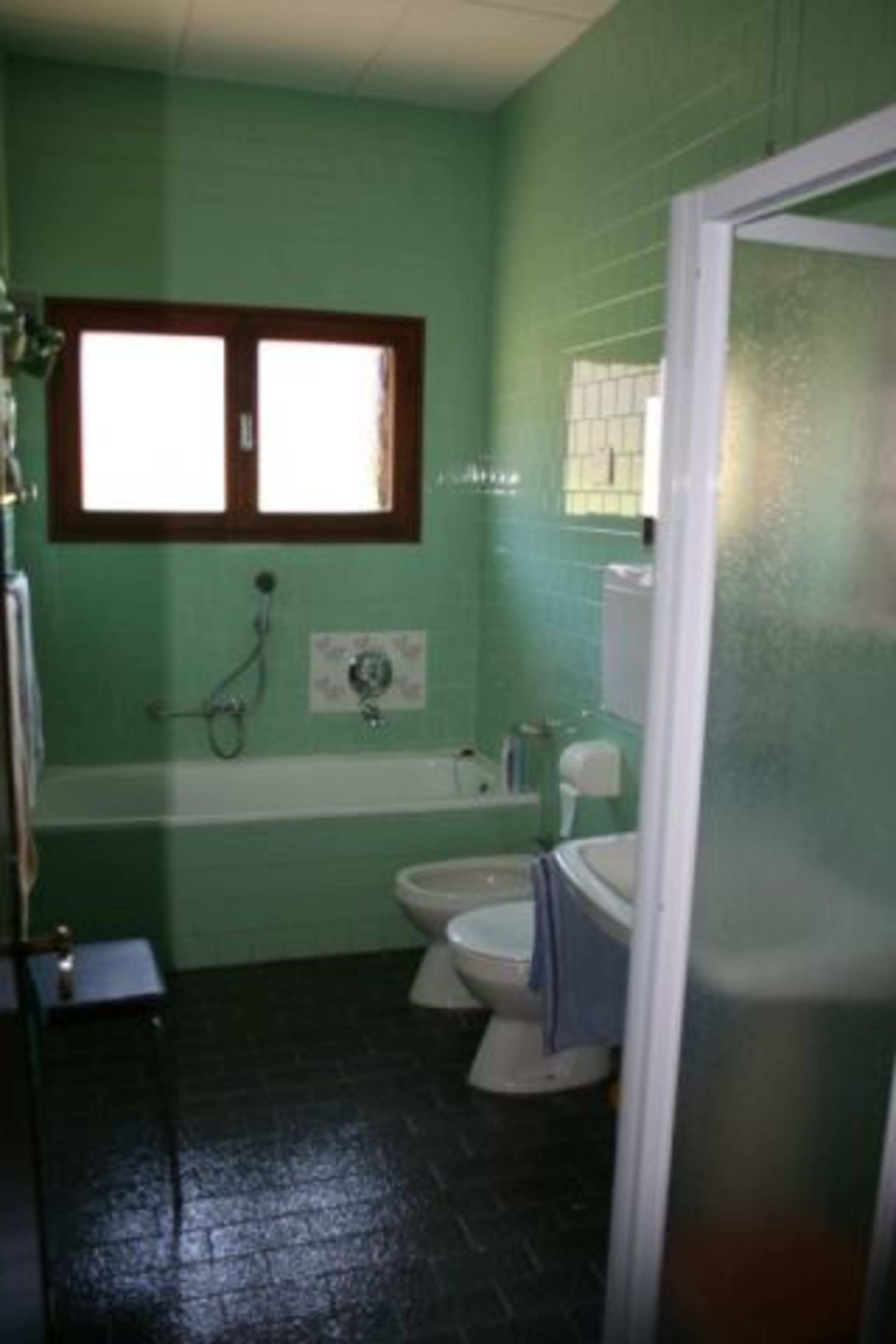 Bad mit Dusche und Wanne
