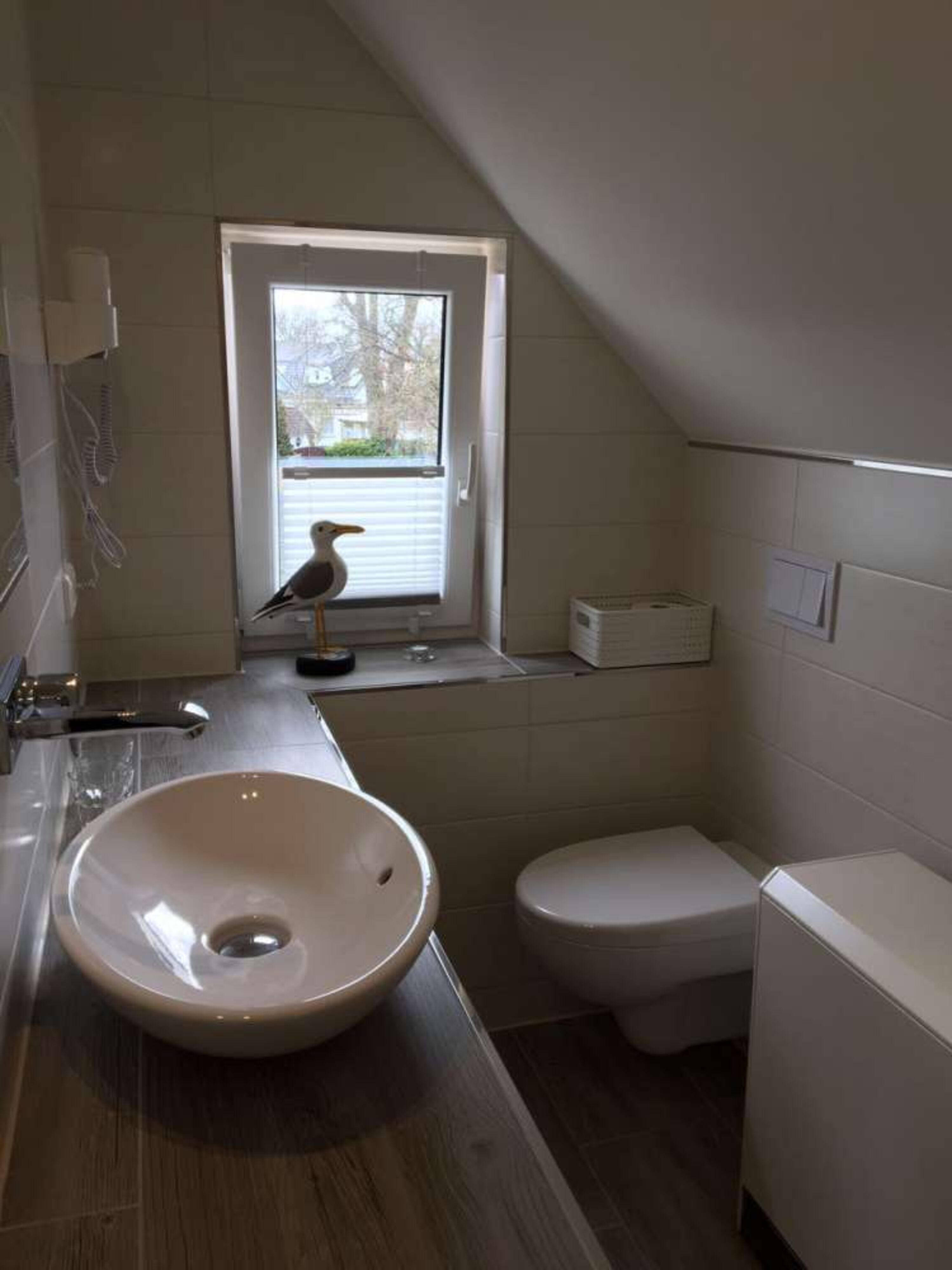 Duschbad mit Waschtisch, Aufsatzwaschbecken, WC, Fön, Heizung, Fenster