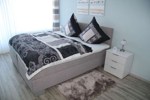 separates Schlafzimmer mit Boxspringbett