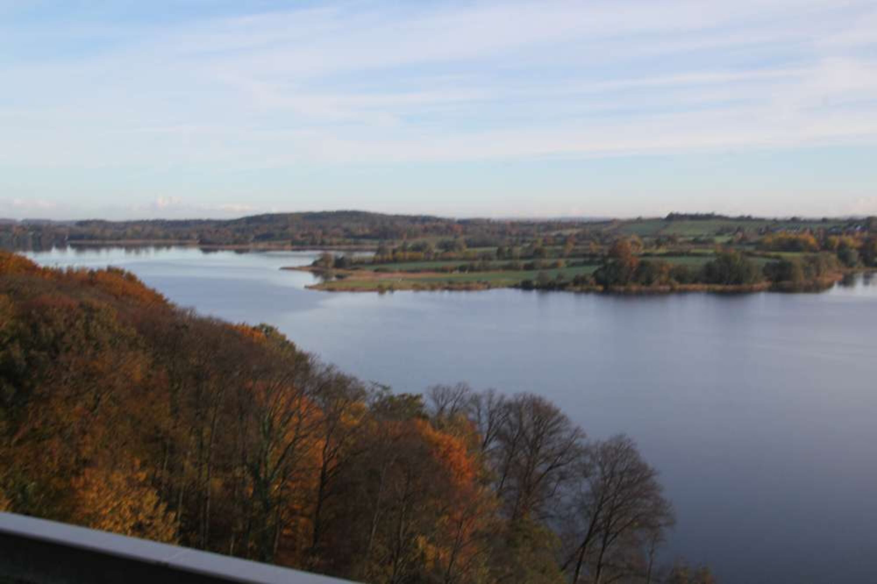 Blick vom Balkon über den See