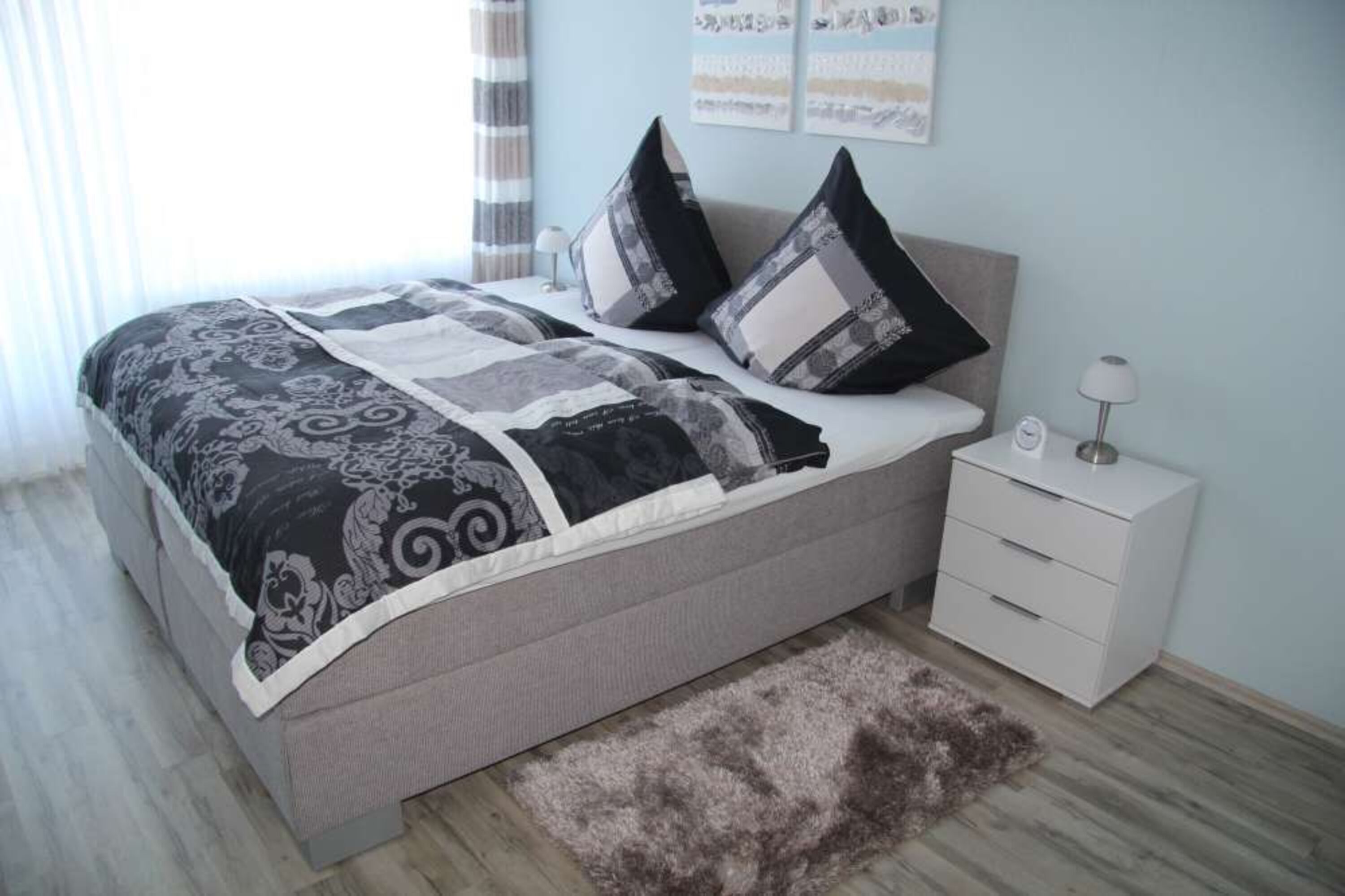 separates Schlafzimmer mit Boxspringbett