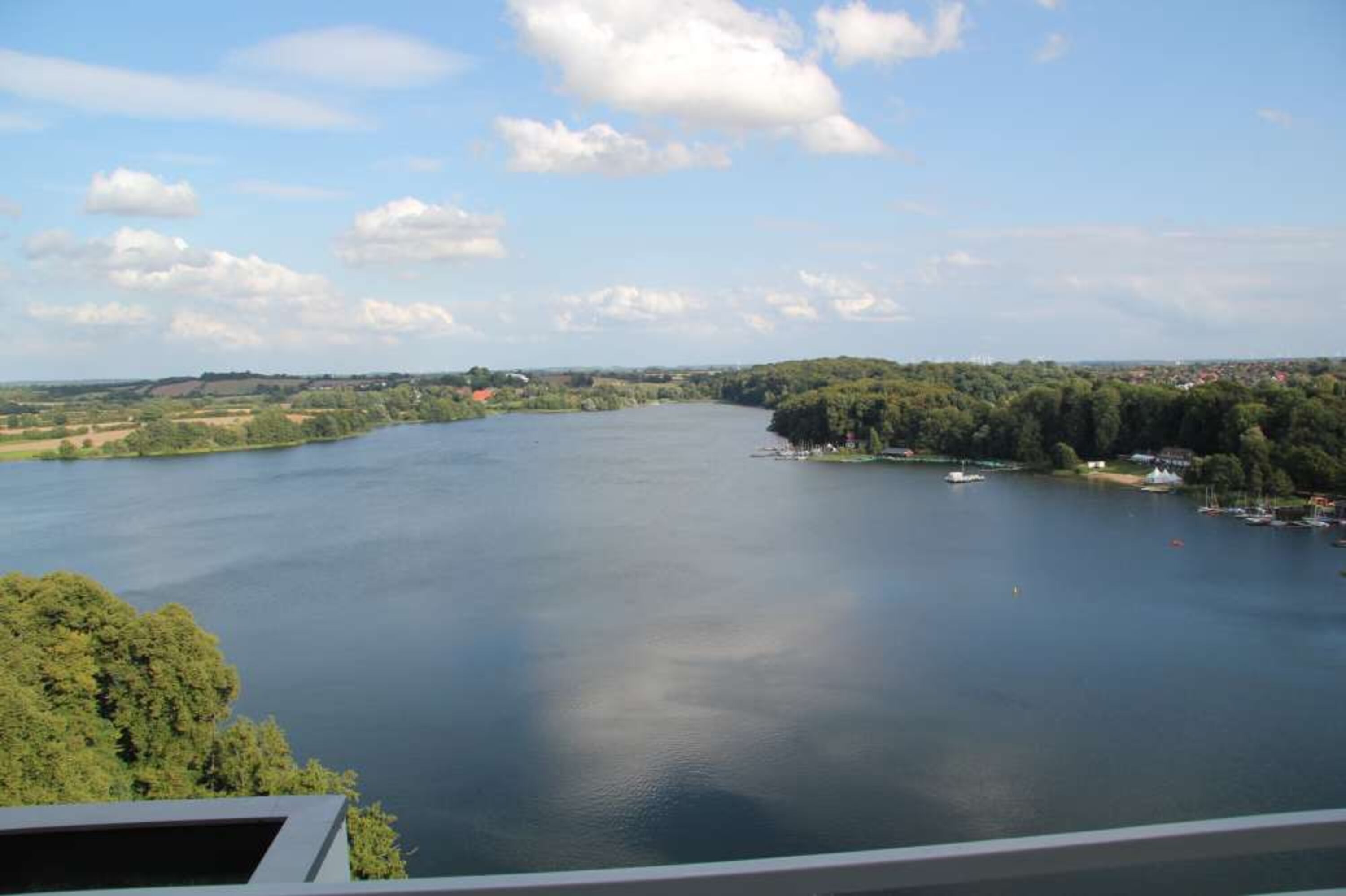 Blick vom Balkon über den See