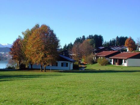 unser Haus steht ganz am Außenrand zur Seeseite