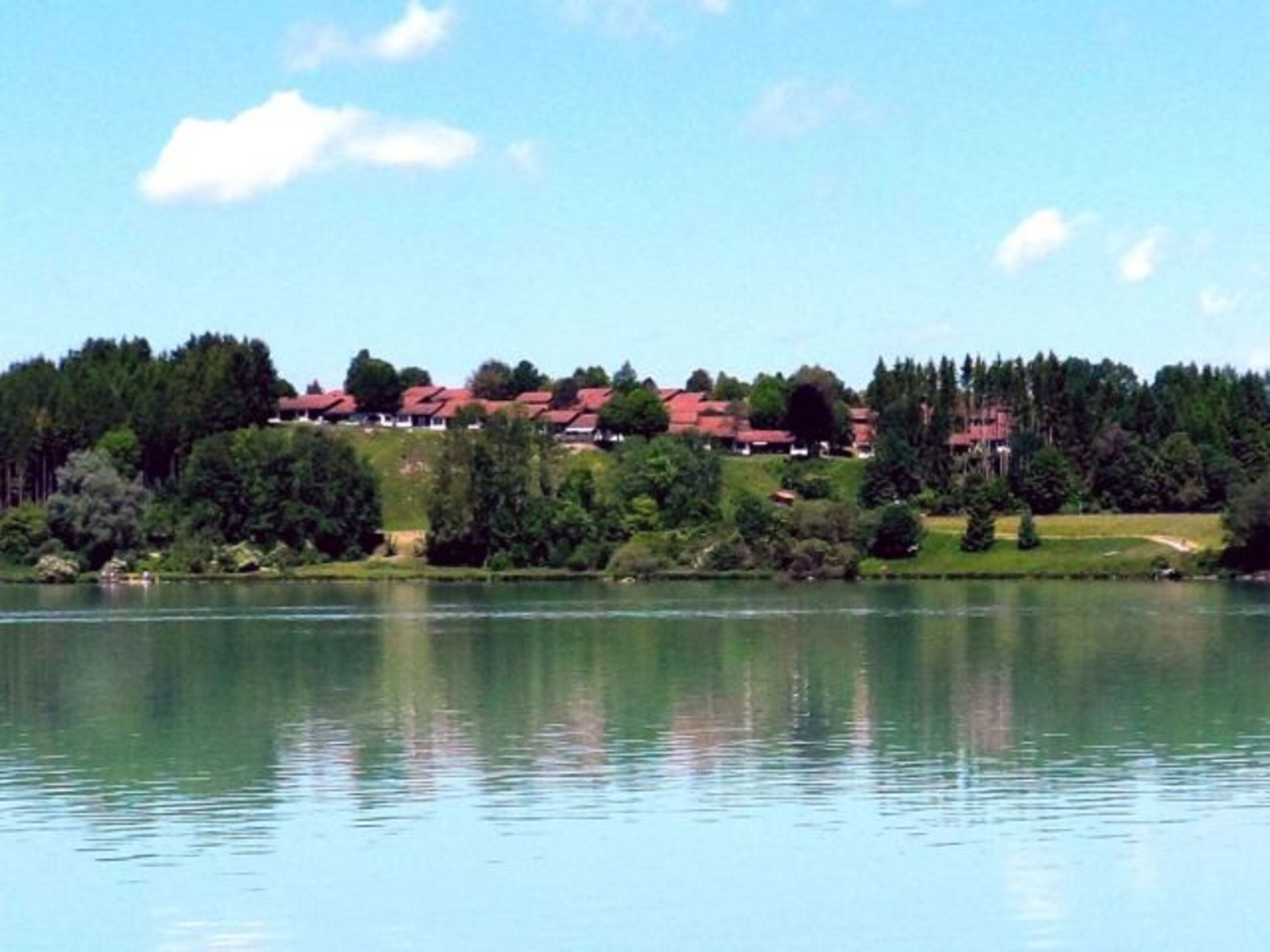 Das Haus steht in vorderster Reihe zum See