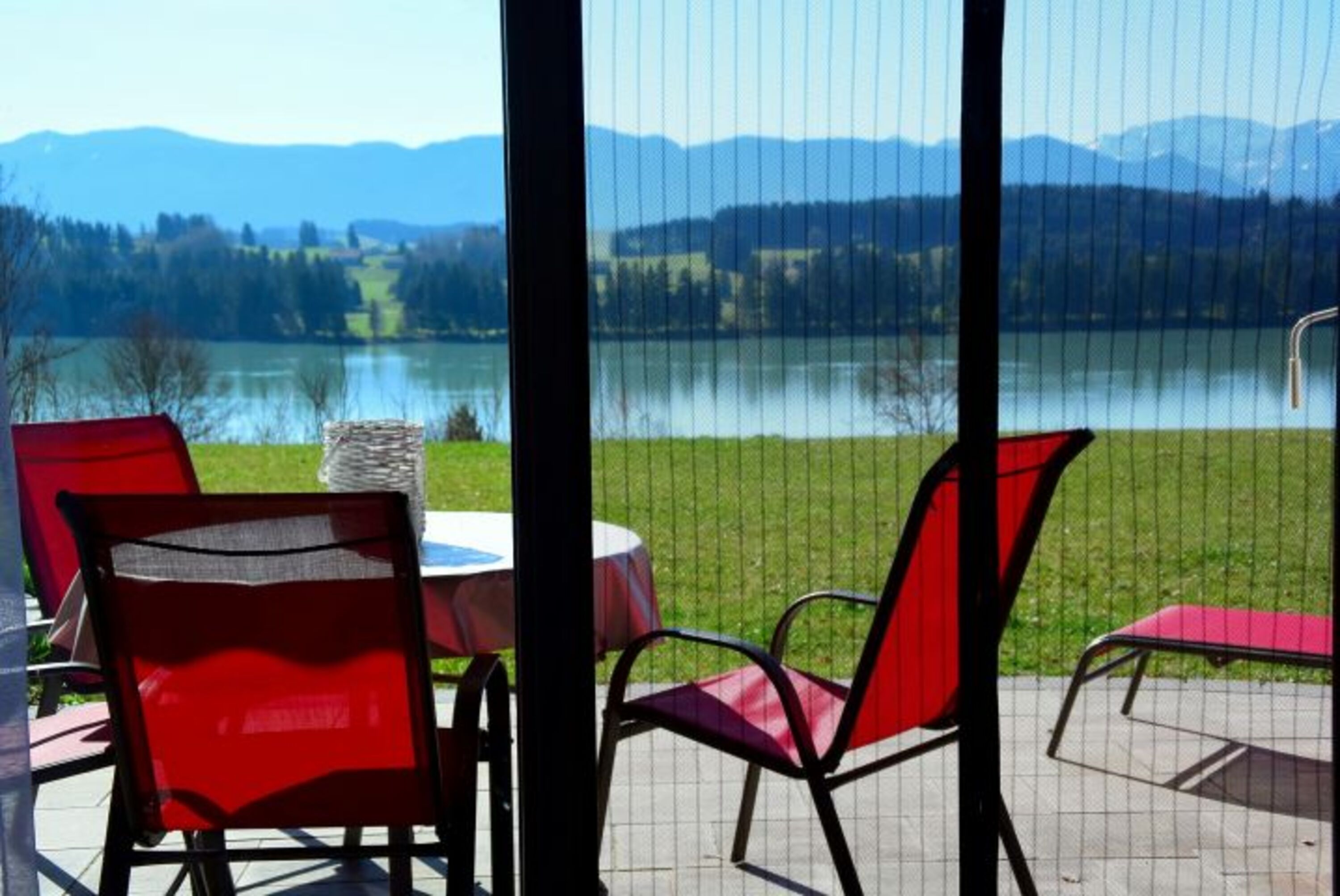 Ausblick aus dem Wohnzimmerüber die Terrasse zum Lechsee