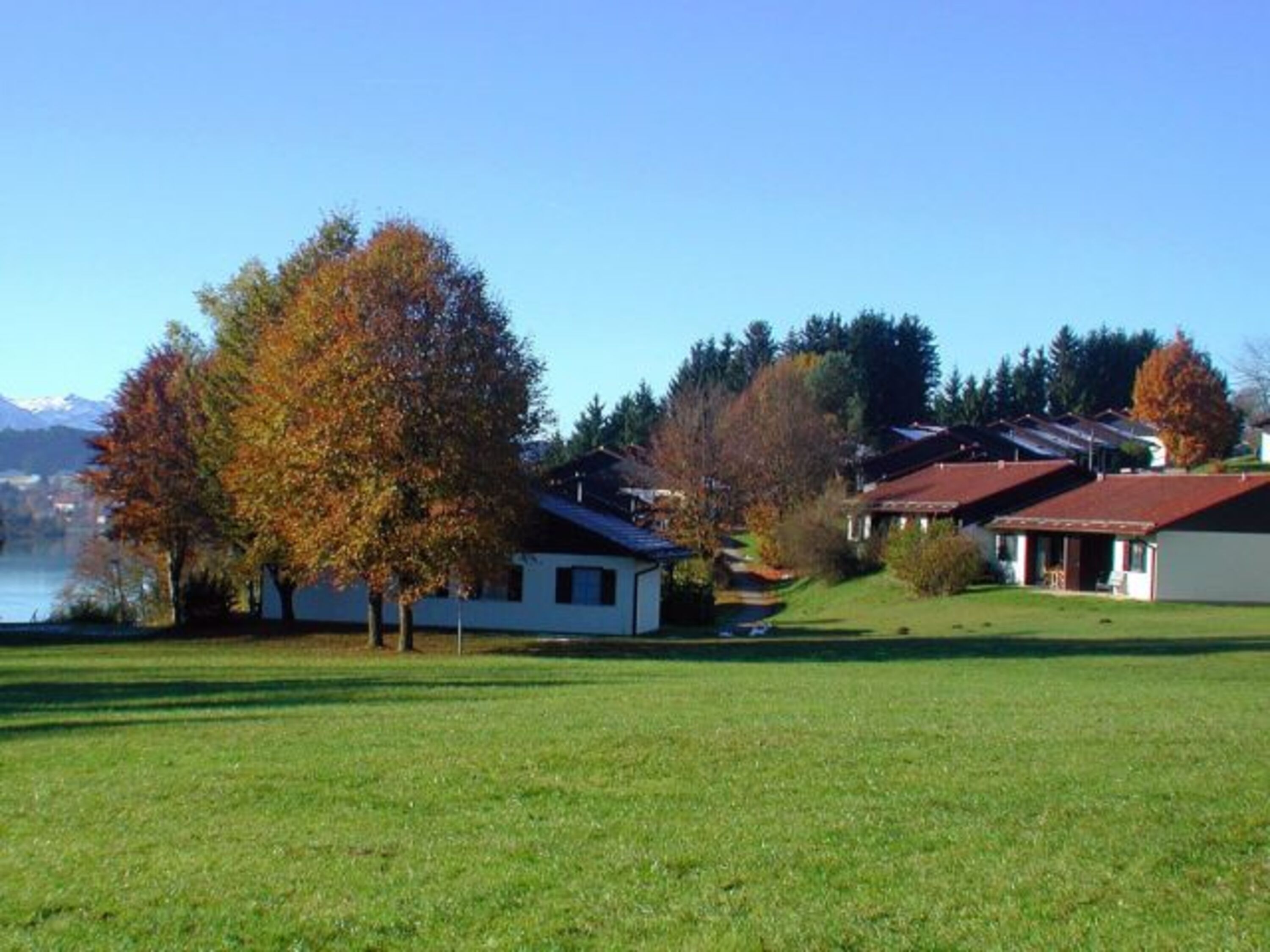 unser Haus steht ganz am Außenrand zur Seeseite