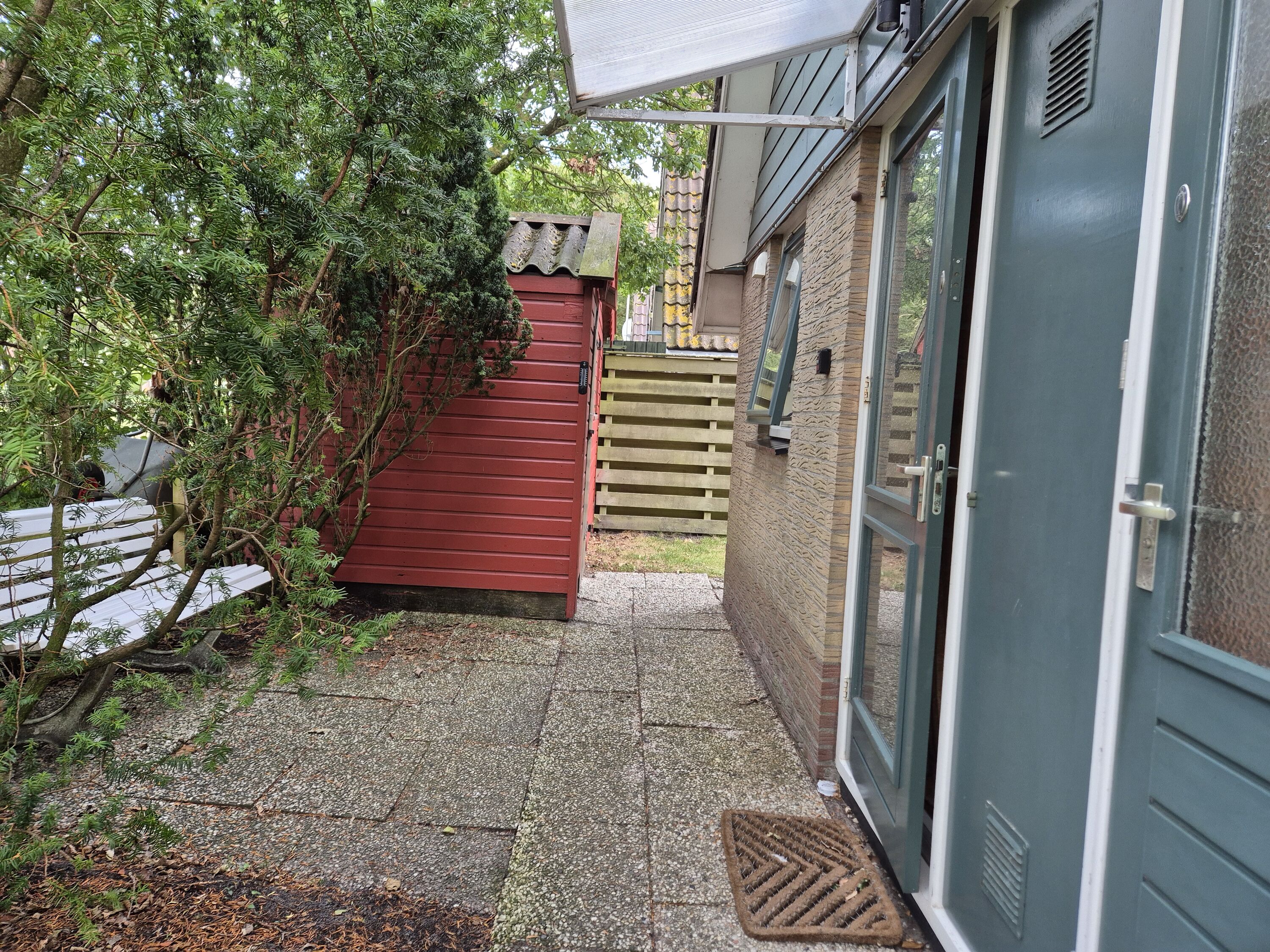 Hinterm Haus mit Gartenschuppen