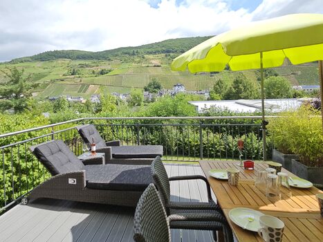 Großer Balkon (16qm) mit Essplatz und Sonnenliegen