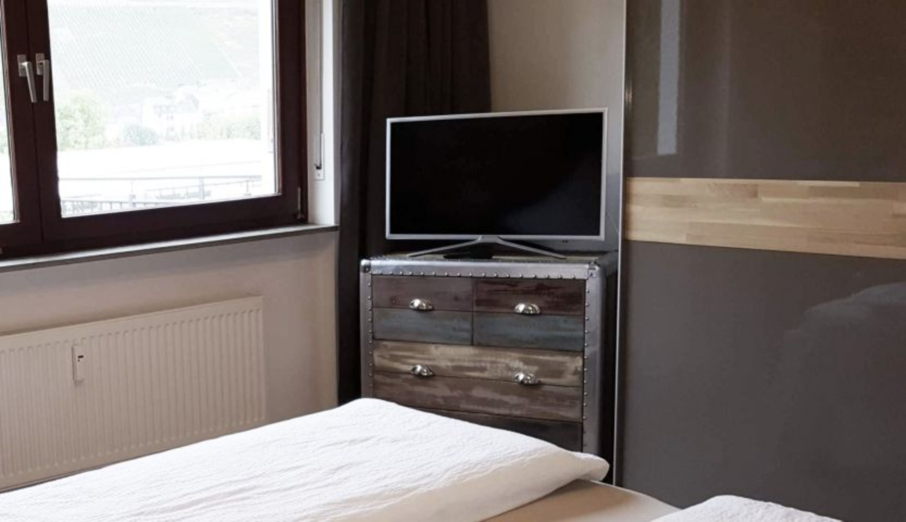Schlafraum zur Moselseite mit Sat-Fernseher