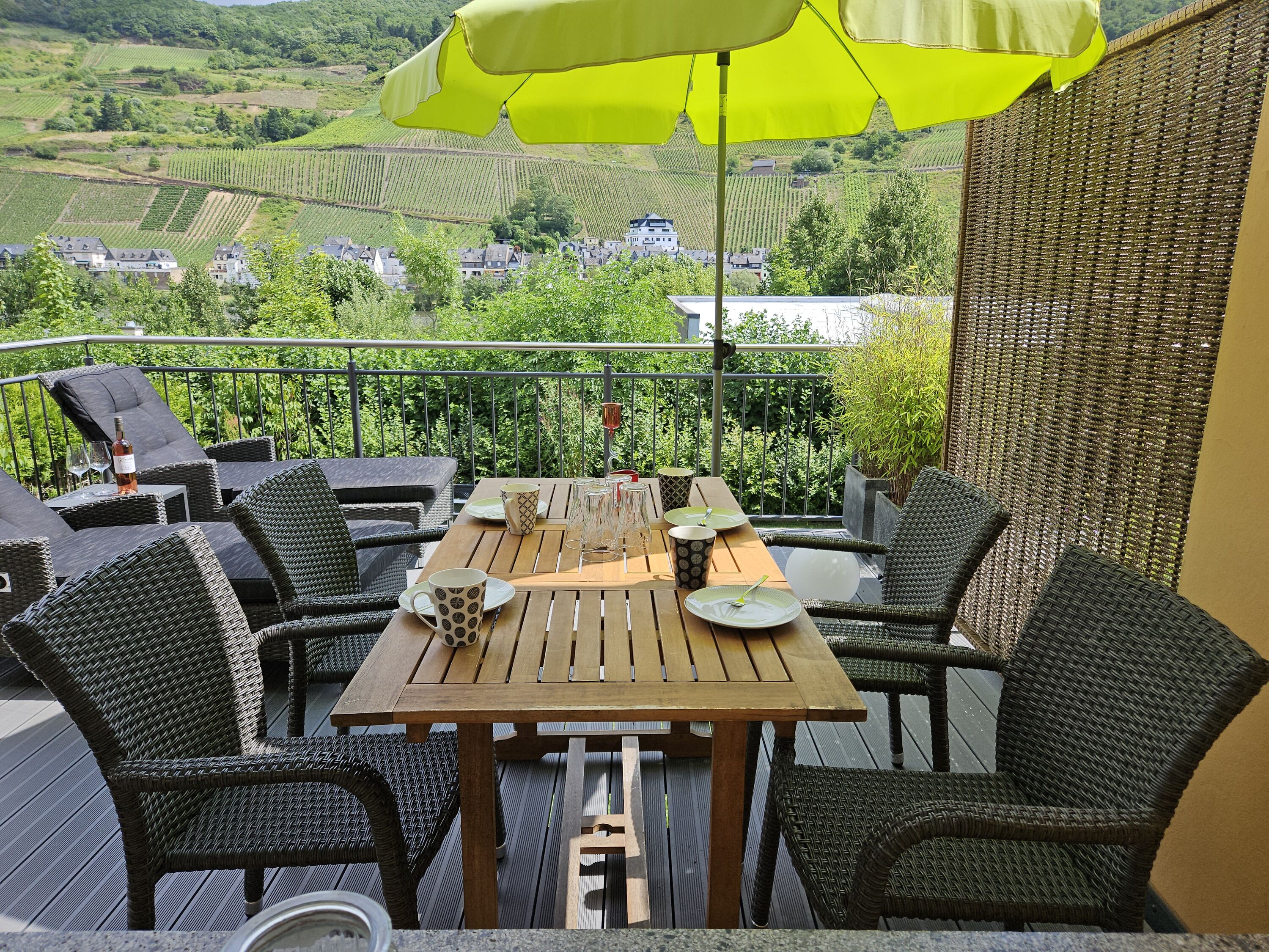 Hier frühstücken Sie in der Moselsonne