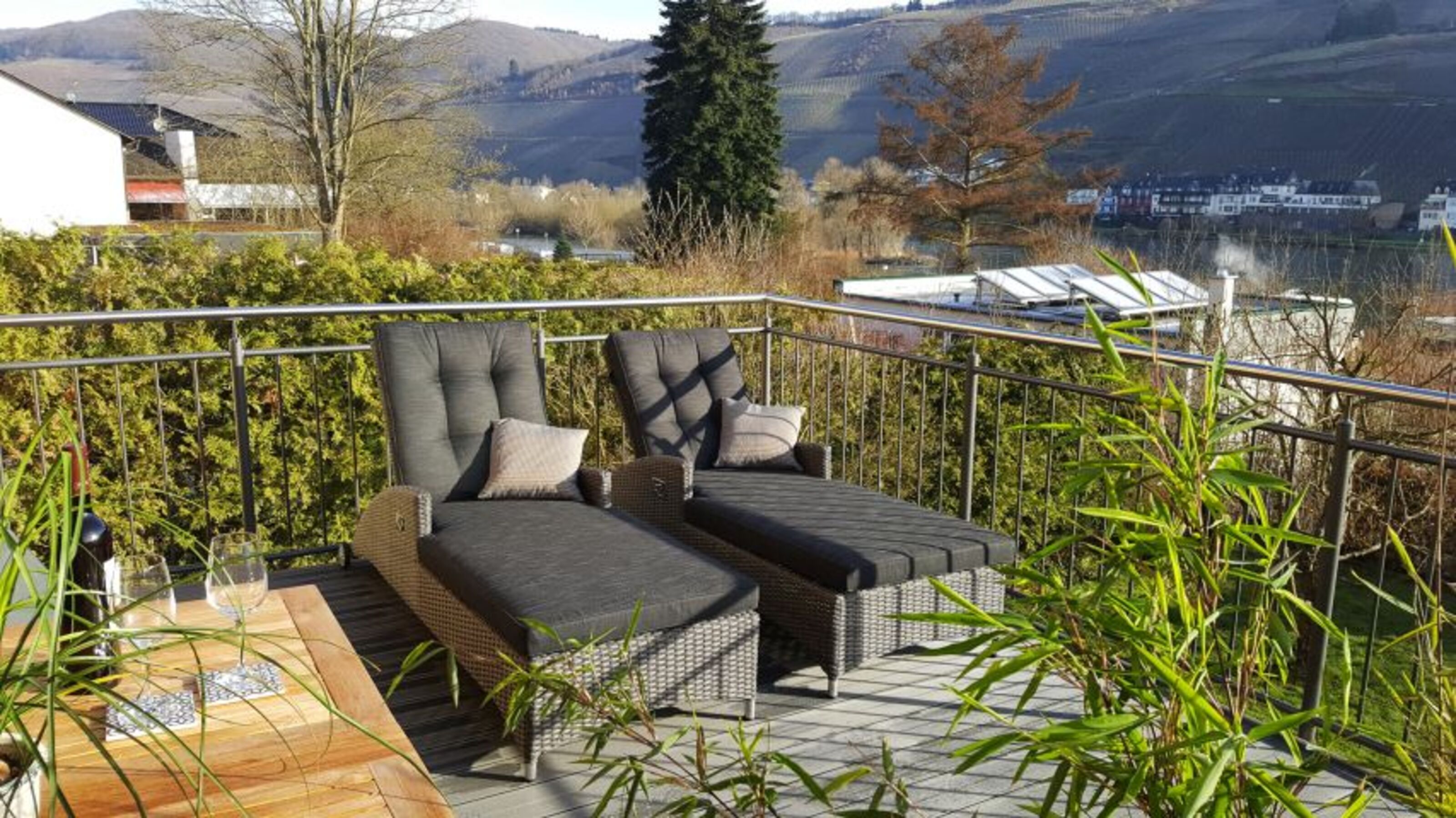 Großer Balkon mit Luxus Sonnenliegen