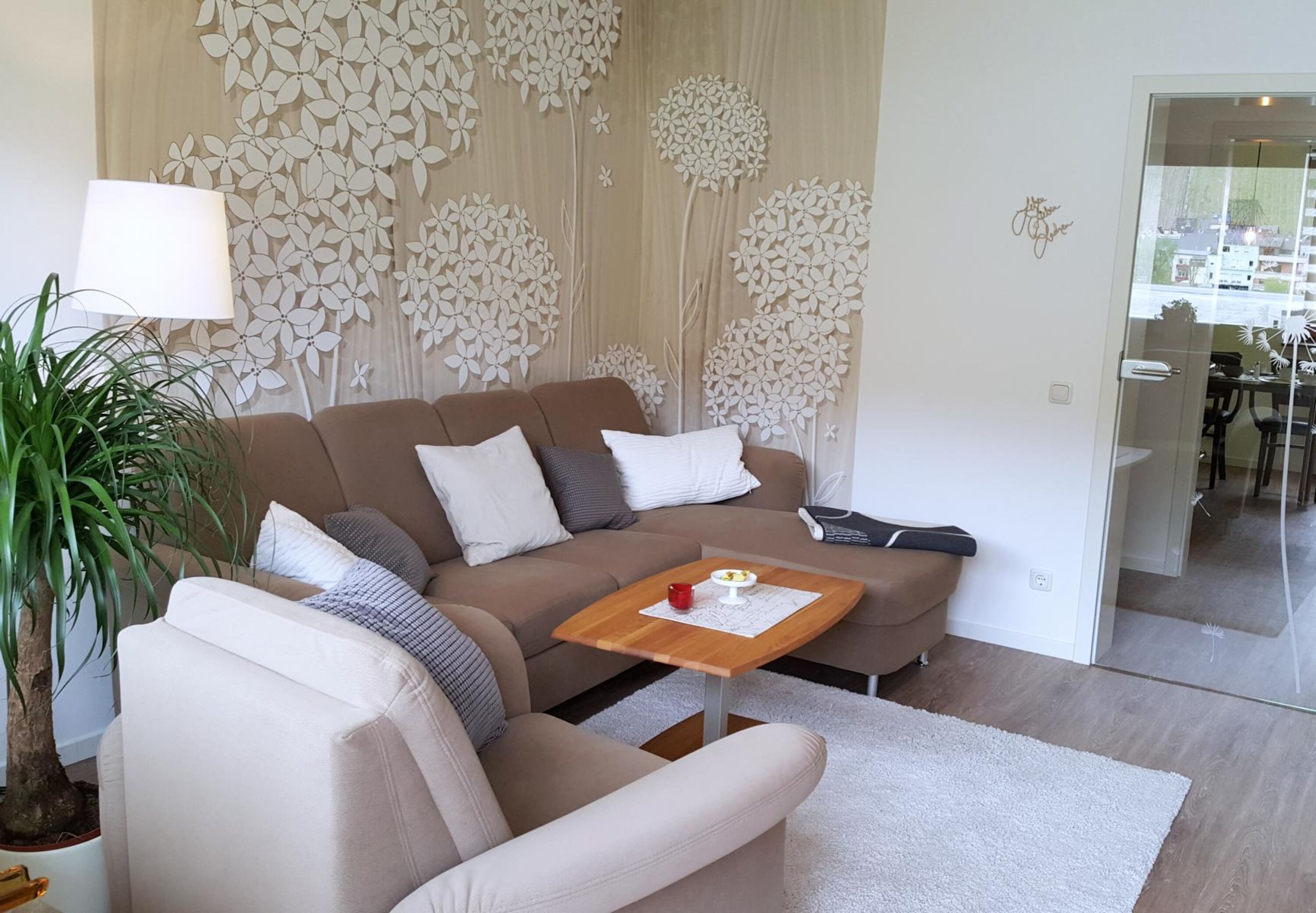 Der Couchtisch ist zum Essen höhenverstellbar