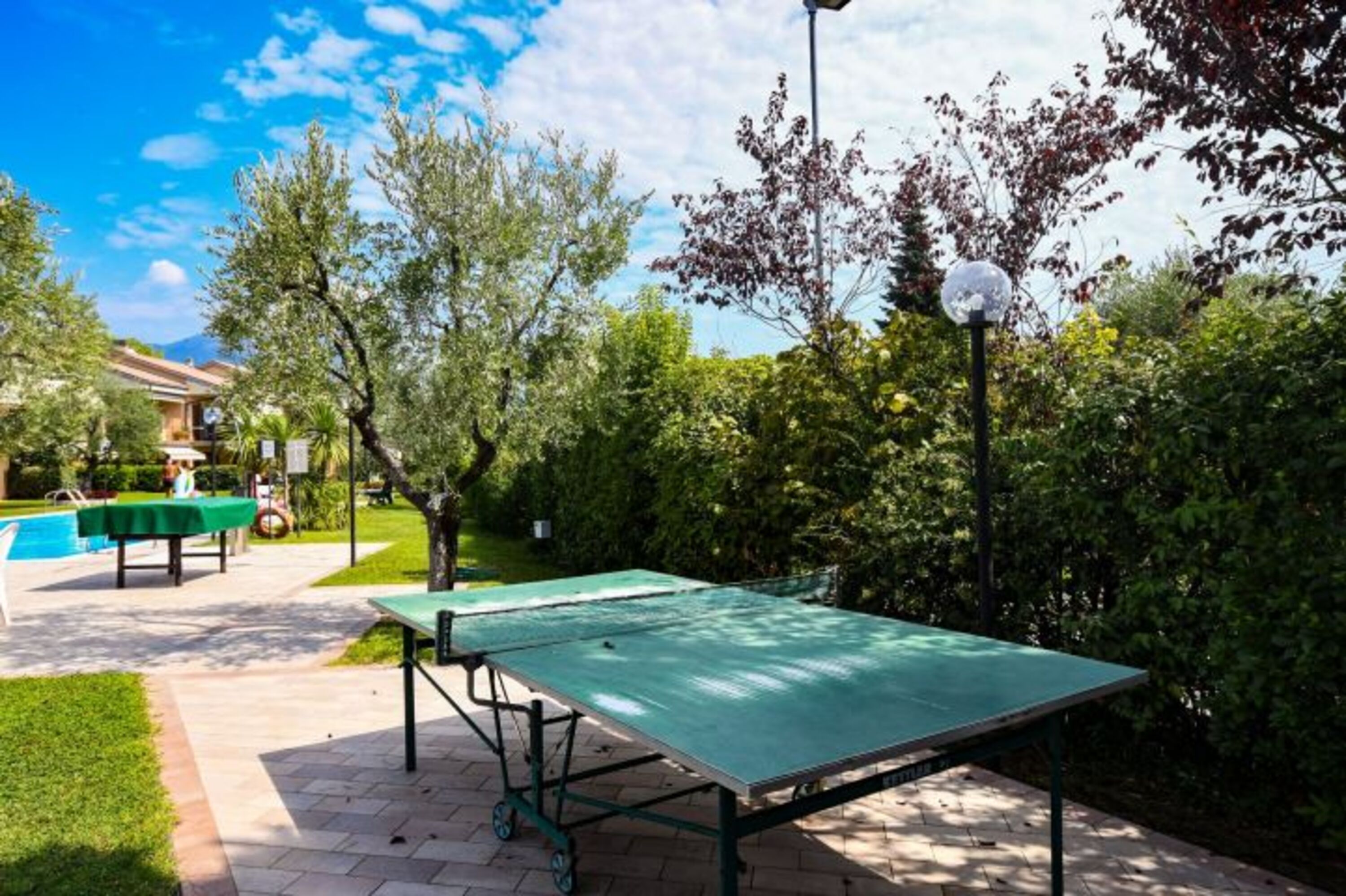 Tischtennis am Pool