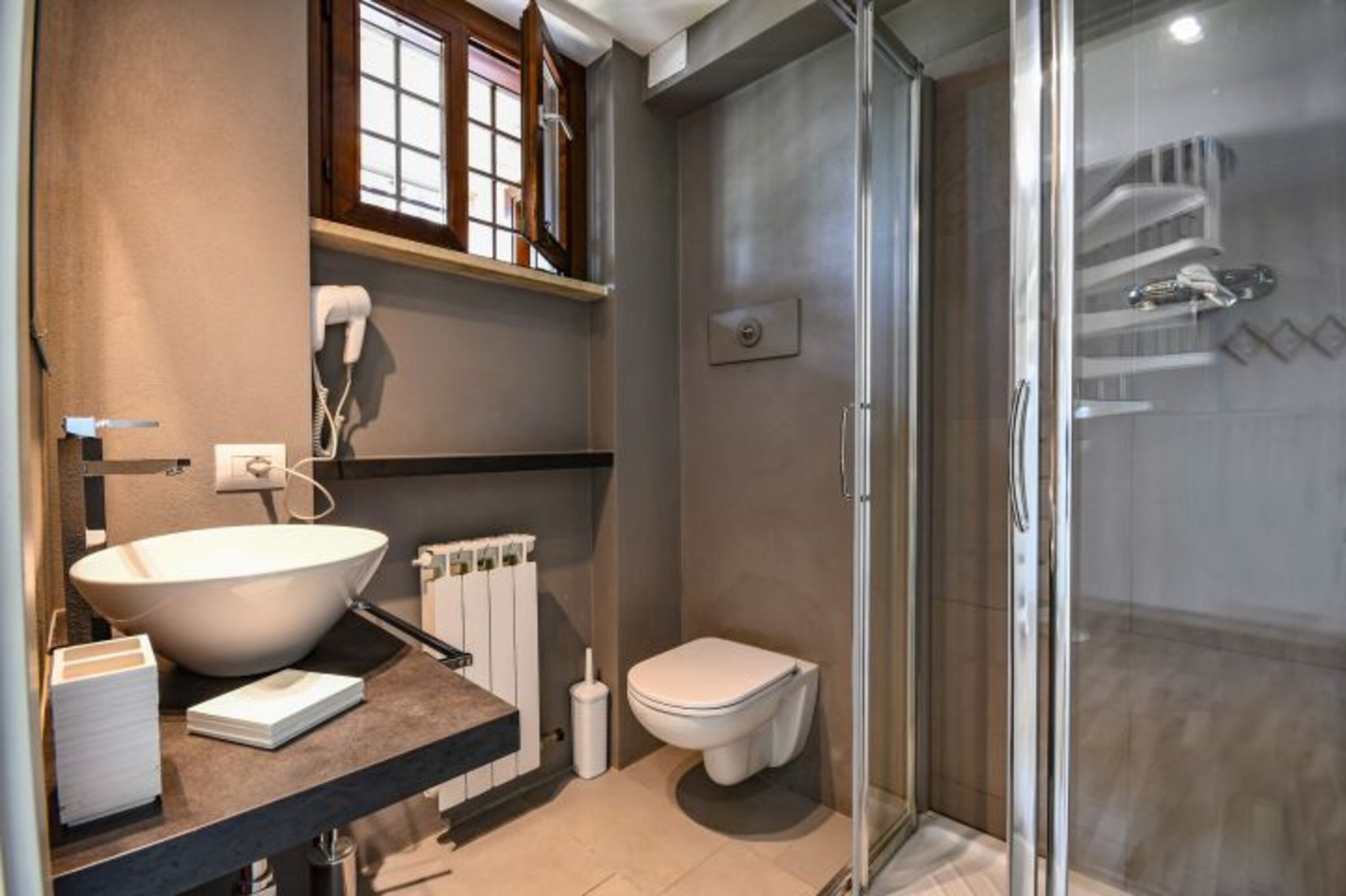 Das Badezimmer unten im Wohnraum