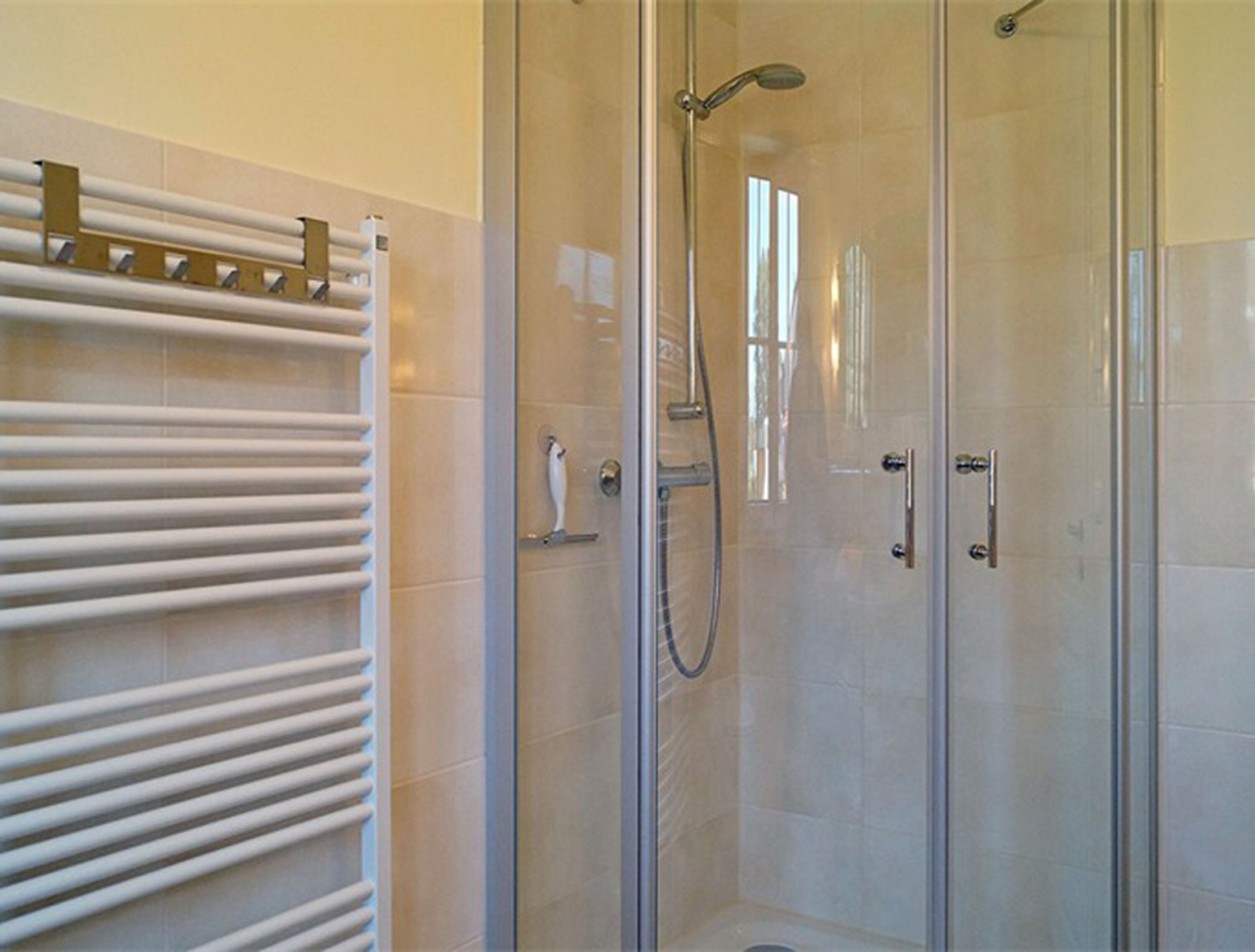 Dusche in 2 Bädern