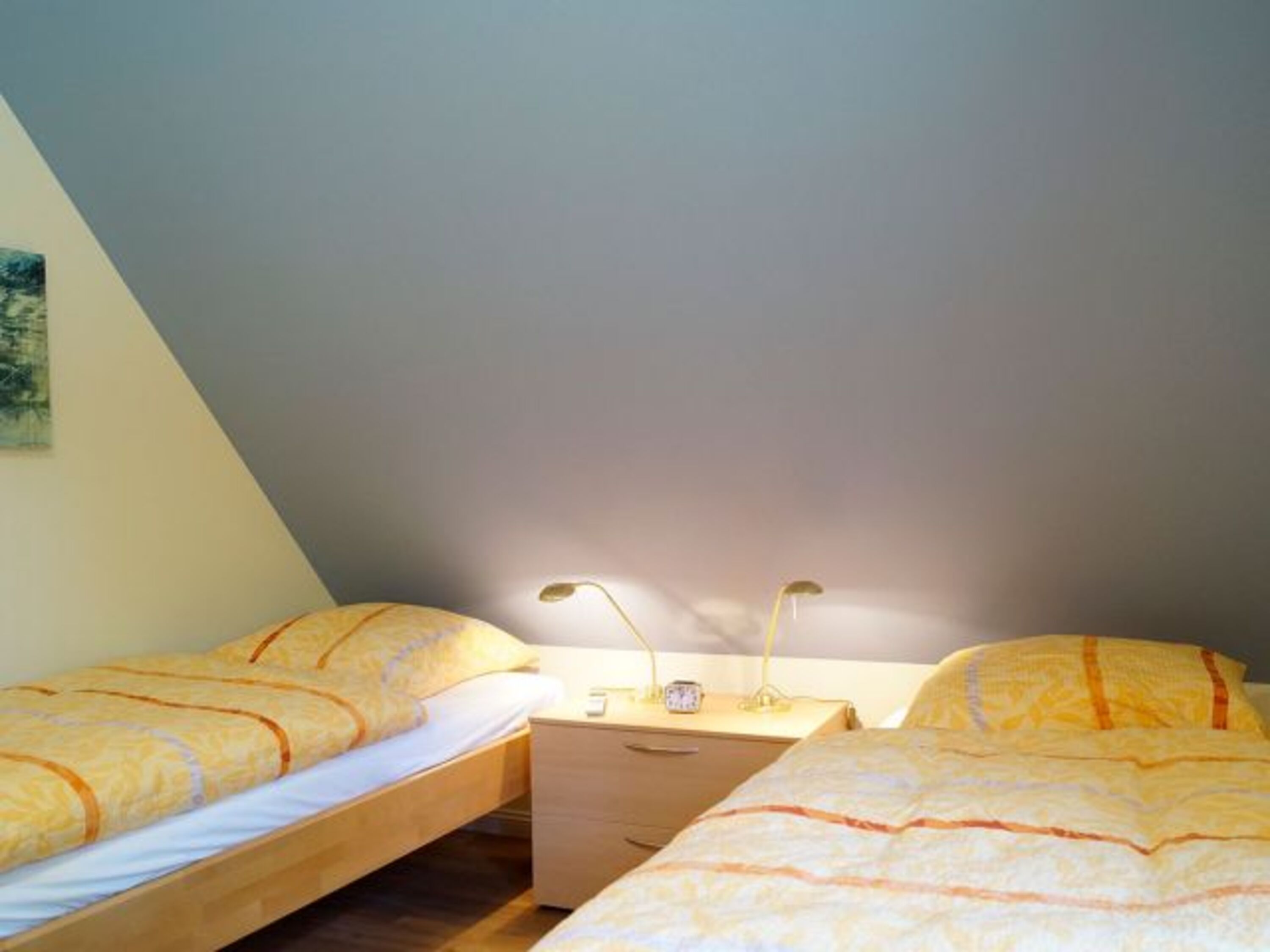 Zweibettschlafzimmer blau mit 2 Einzelbetten