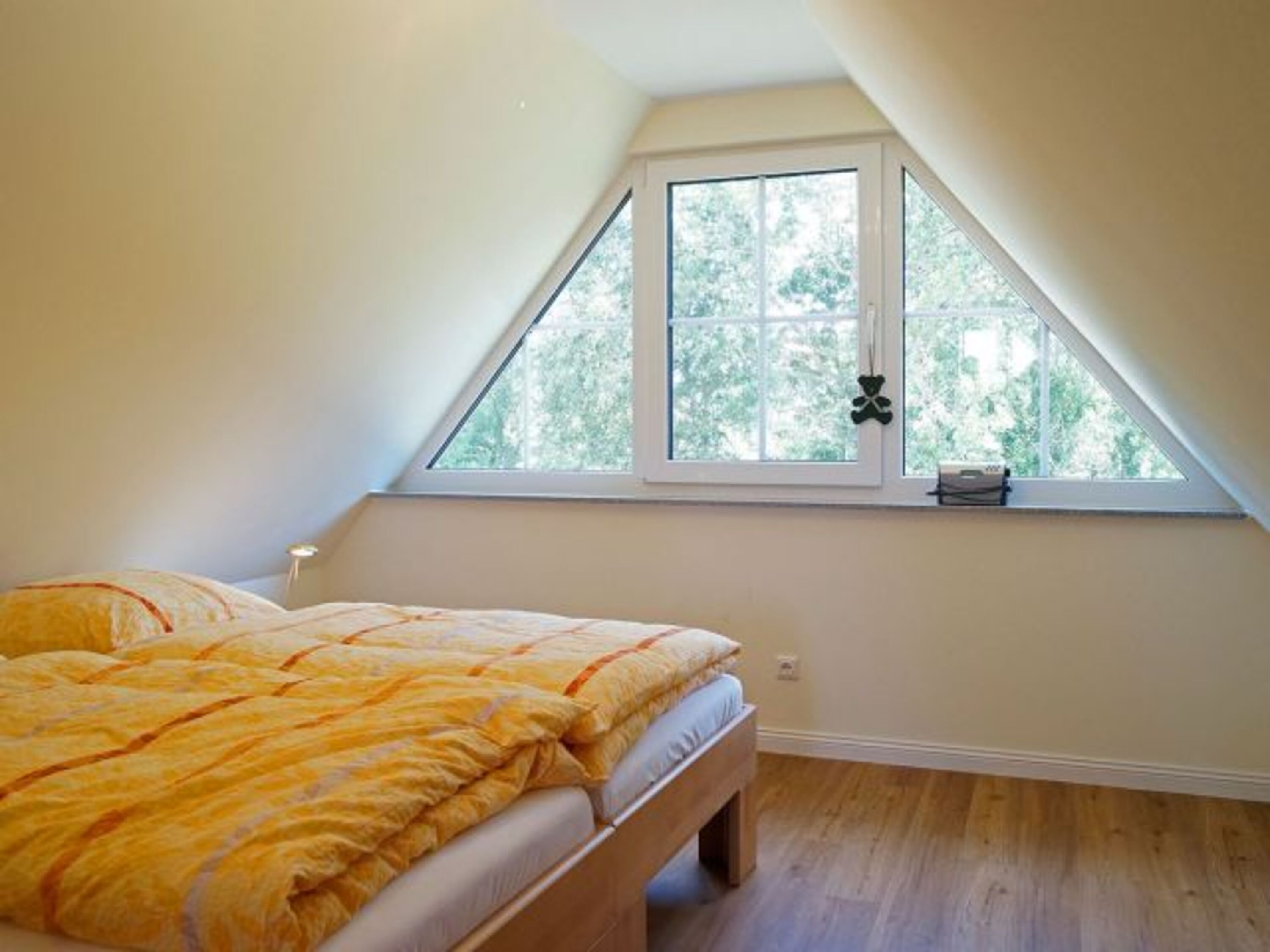 Schlafzimmer im DG mit 1 Doppelbett und 2 Einzelbetten