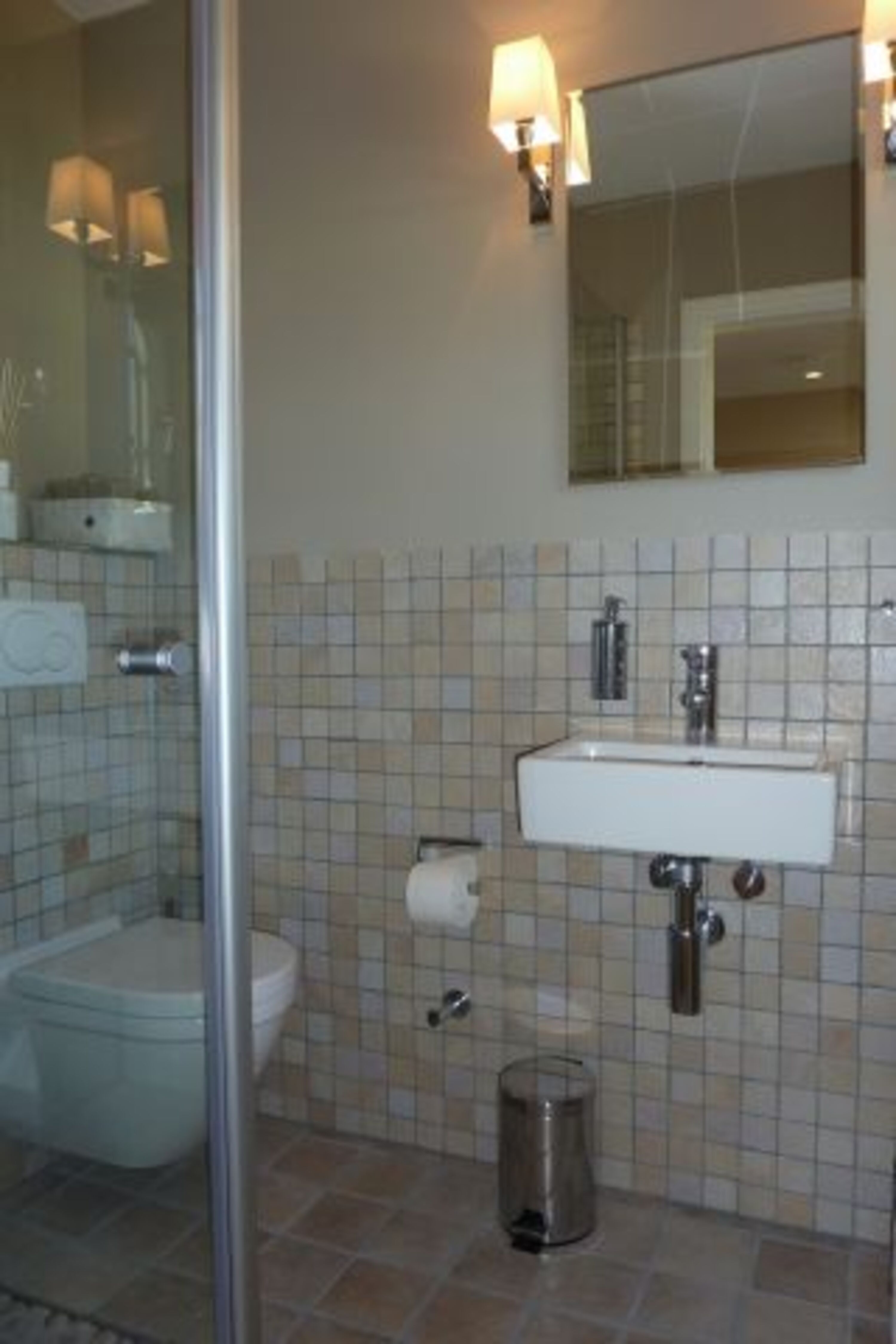 Bad im Erdgeschoss mit Dusche