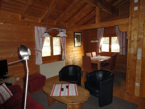 Wohnzimmer mit Blick in die Eßecke
