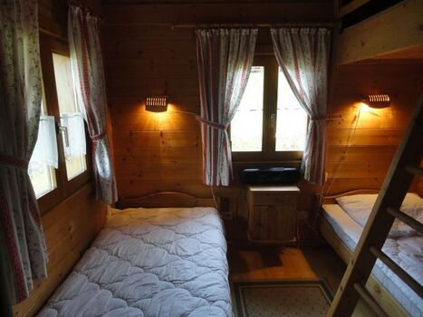 Kinderzimmer mit Einzelbetten und Hochbett