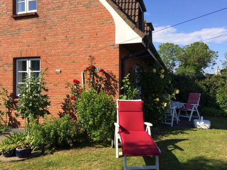 Garten mit Blick auf die Terrasse vorm Wohnzimmer