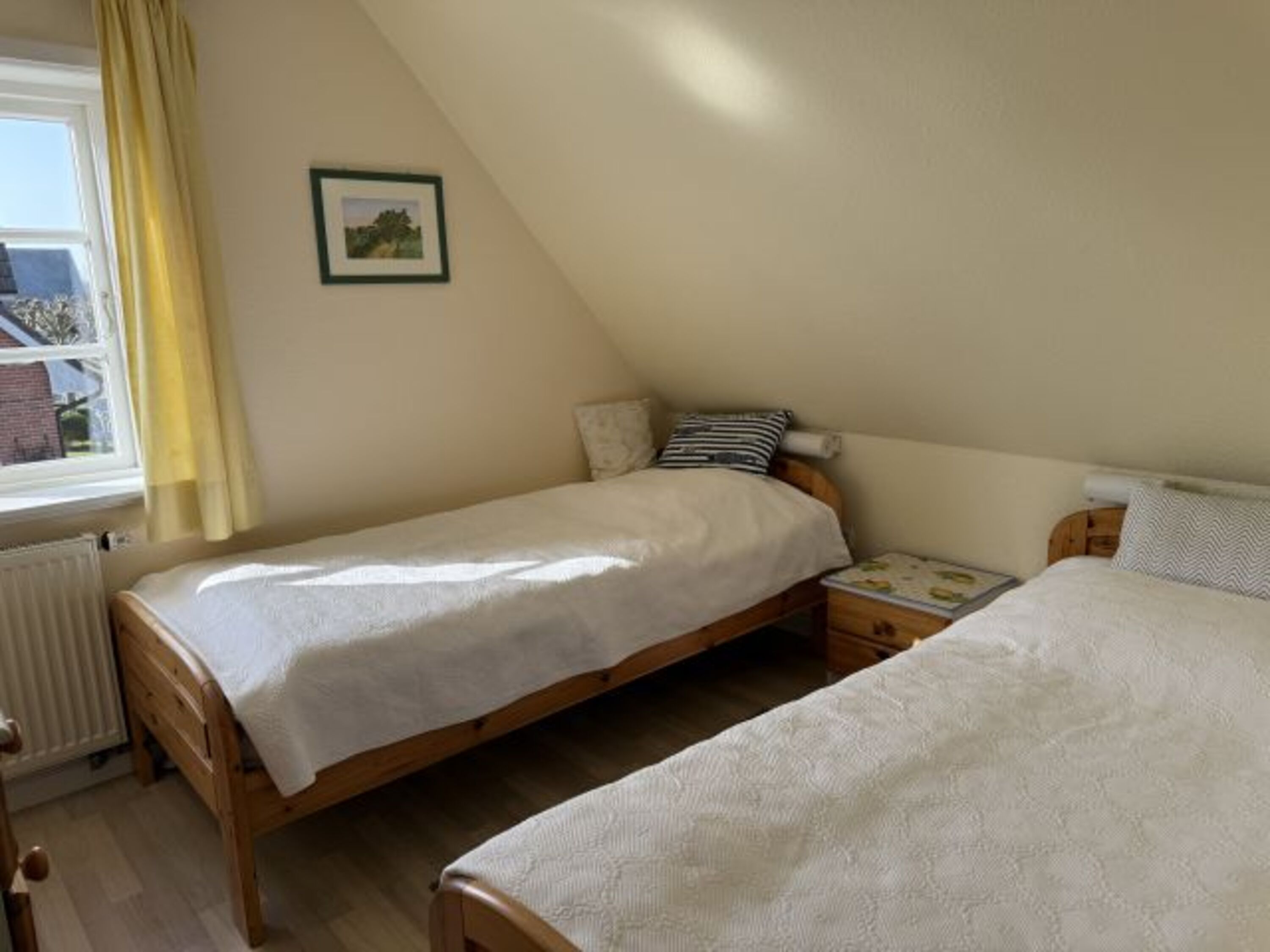 Schlafzimmer mit 2 Betten 90x200